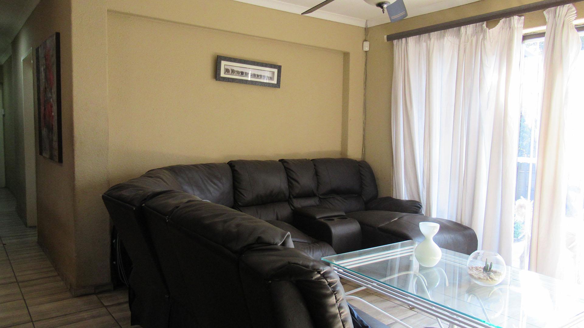 Lounges - 15 square meters of property in Bloubosrand