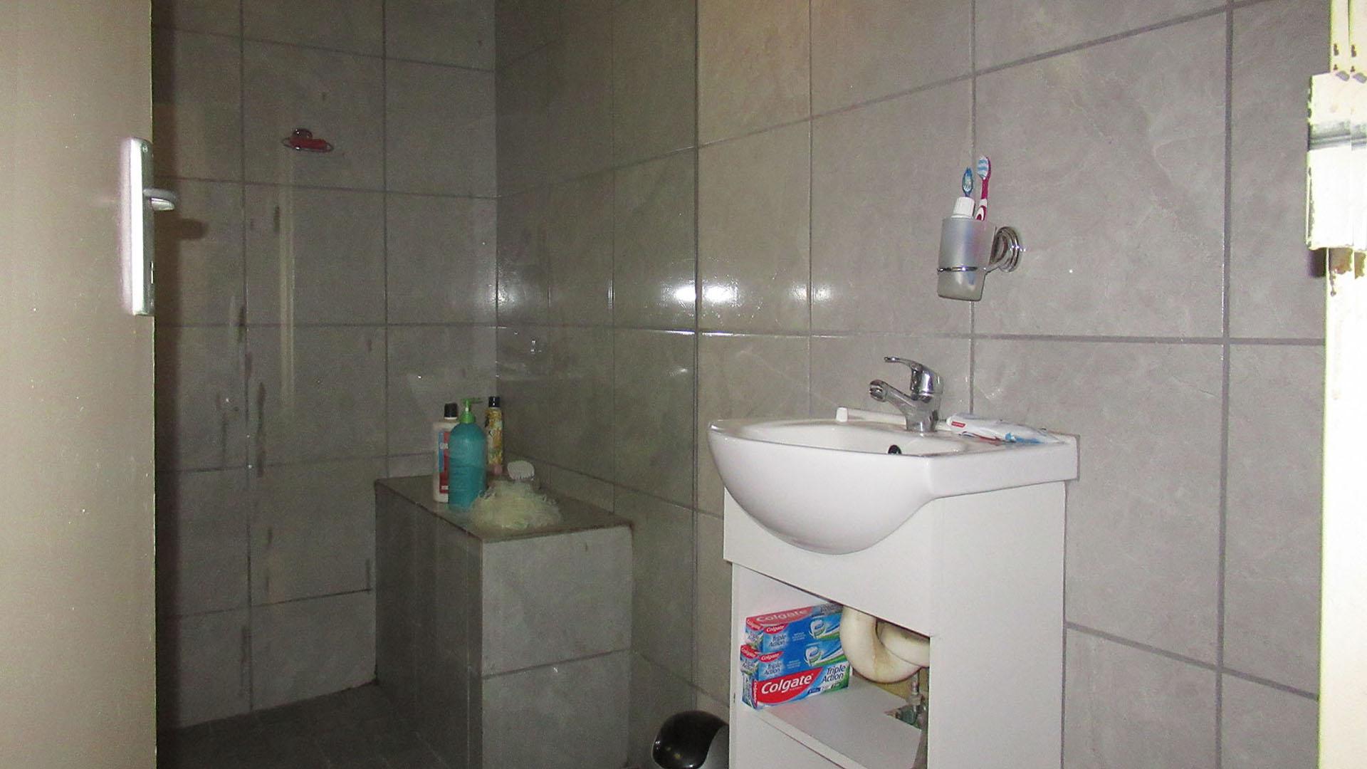 Main Bathroom - 5 square meters of property in Bloubosrand