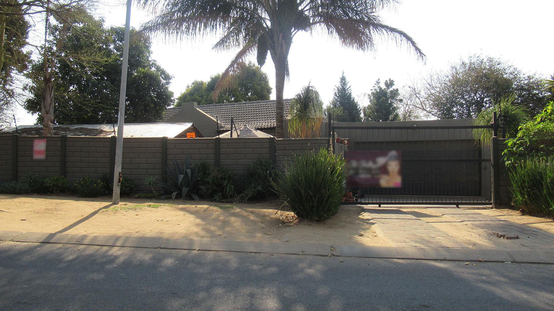 Front View of property in Bloubosrand