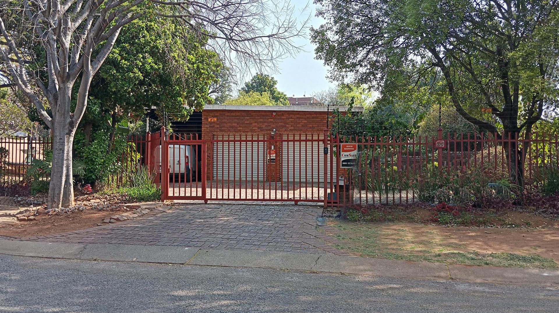 Front View of property in Lynnwood Ridge