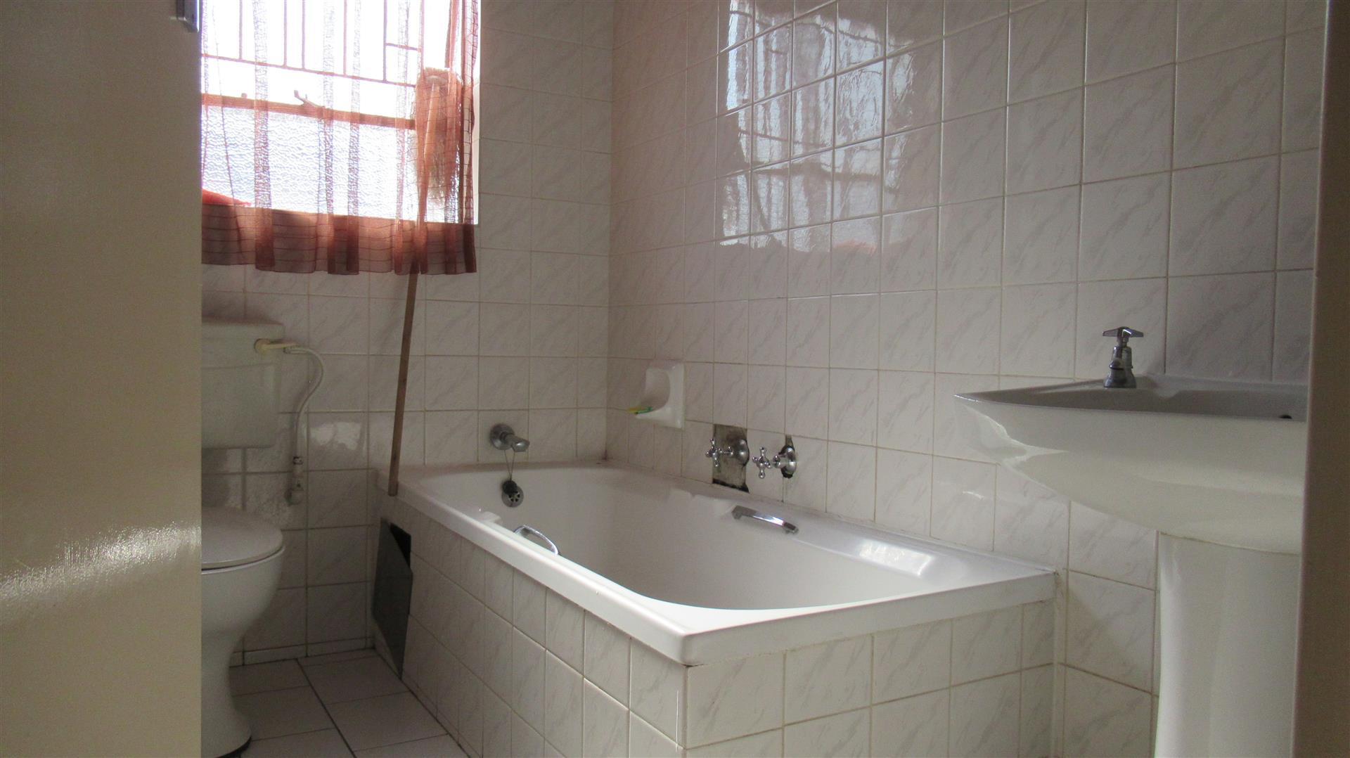 Bathroom 1 - 5 square meters of property in Kempton Park