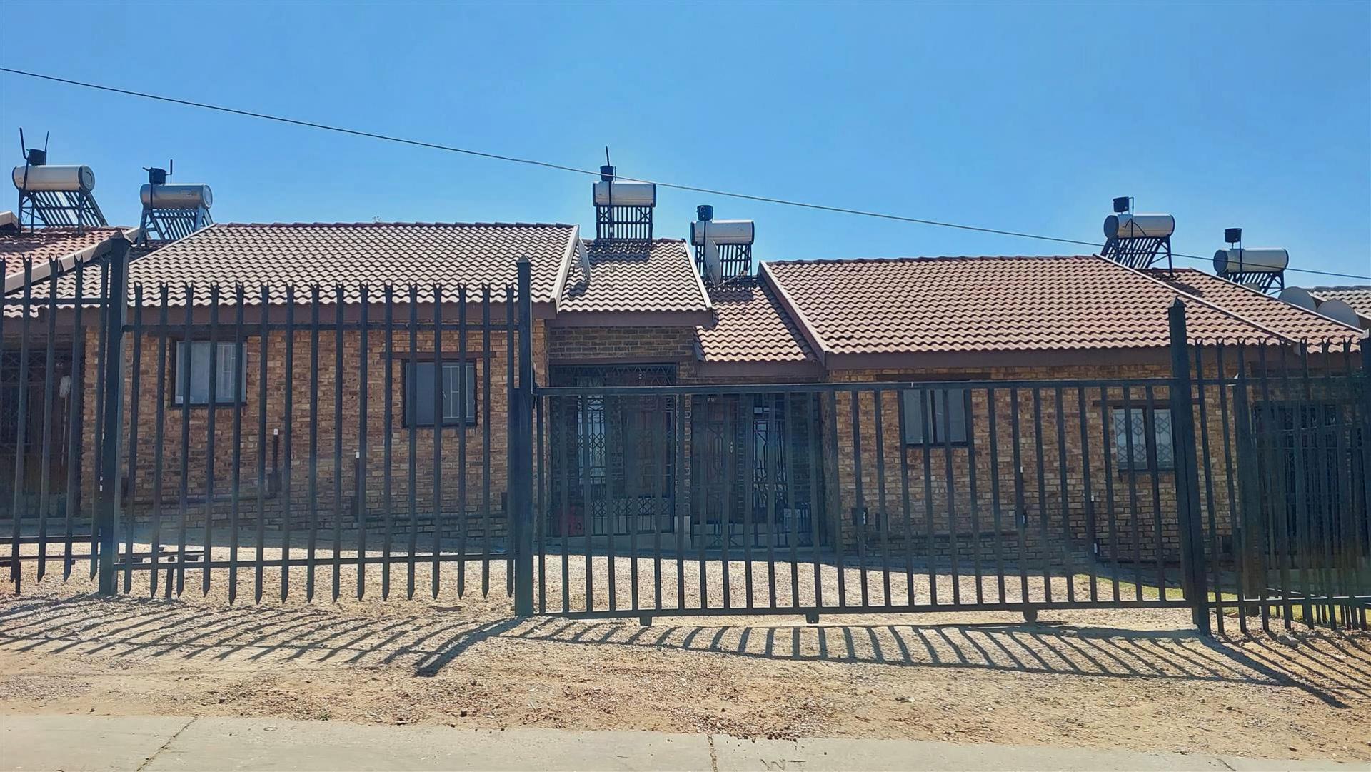 Front View of property in Olievenhoutbos