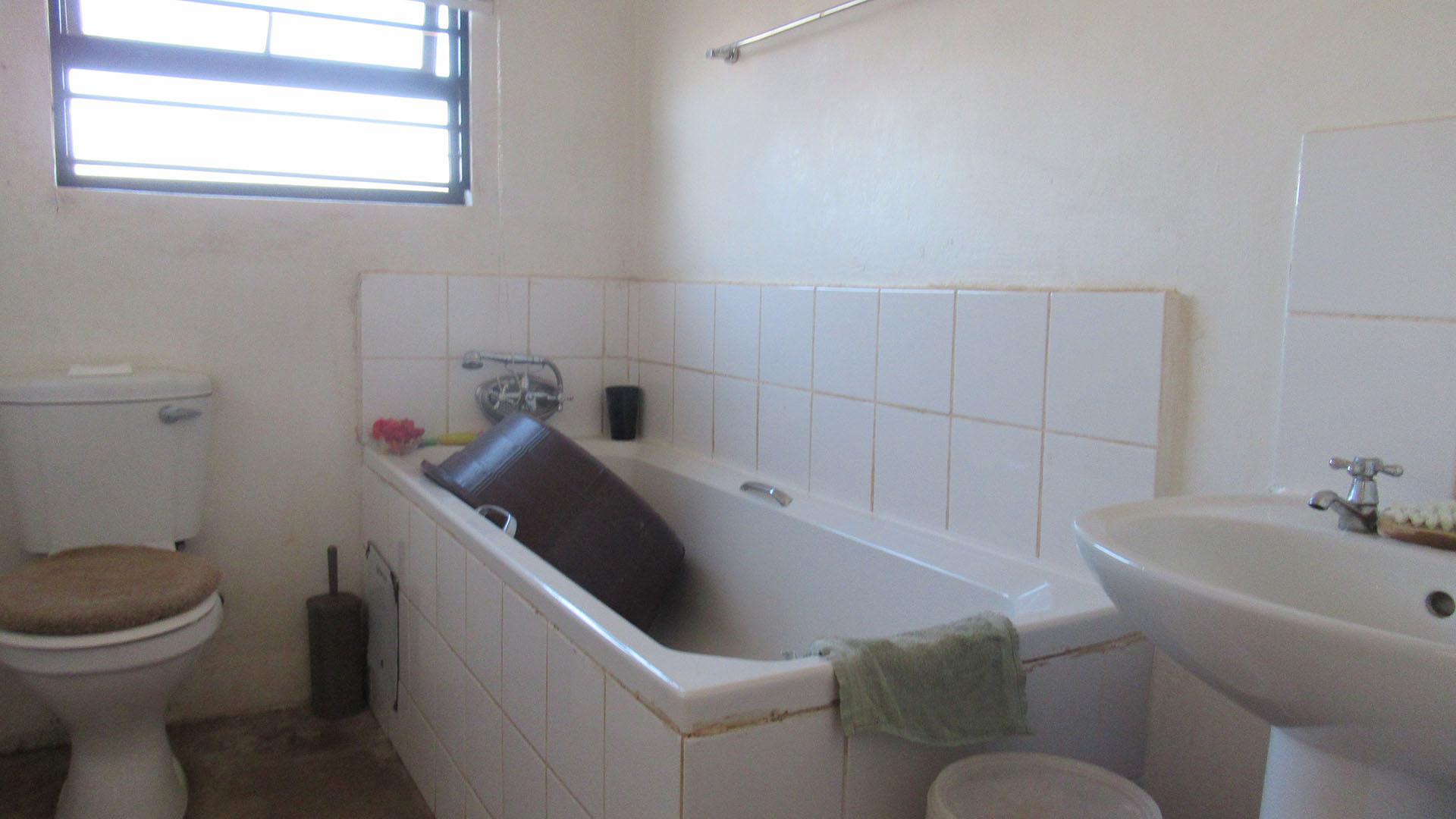 Bathroom 1 - 5 square meters of property in Soweto