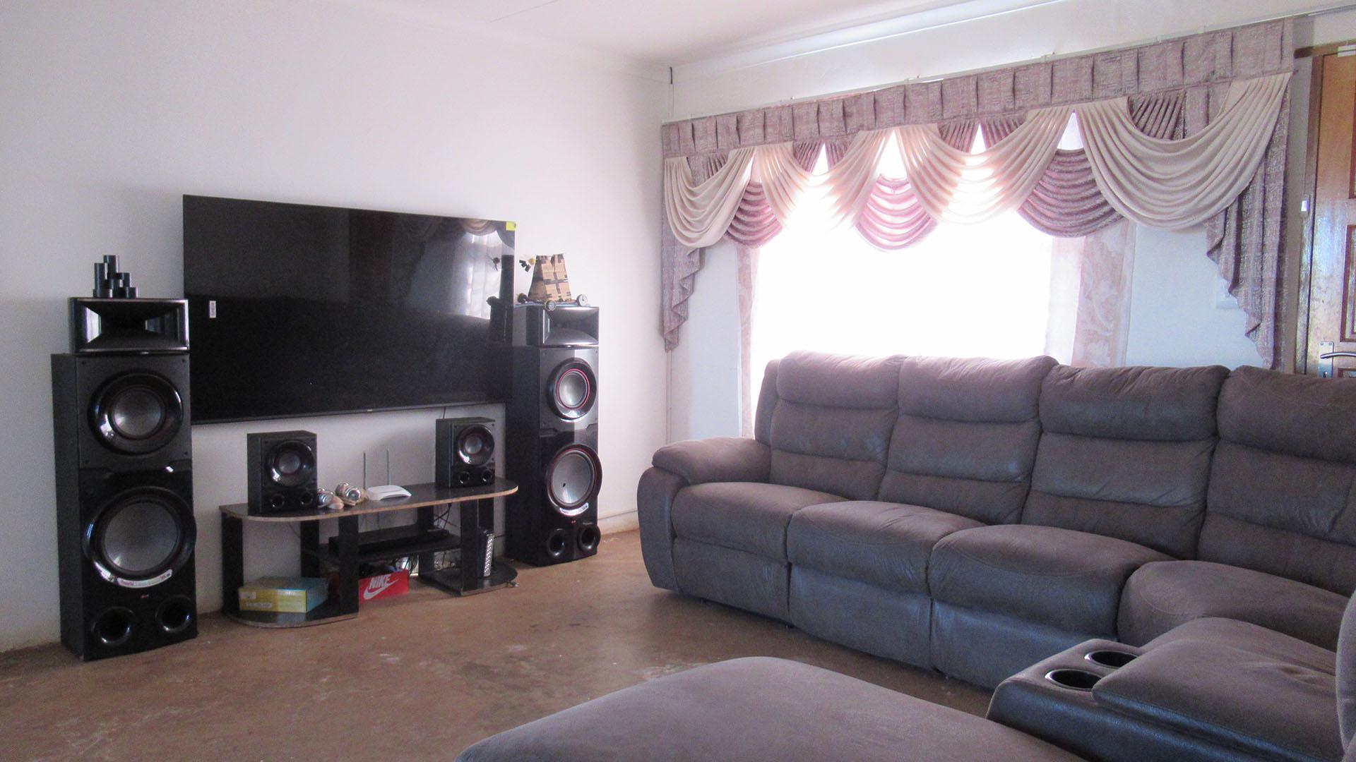 Lounges - 19 square meters of property in Soweto