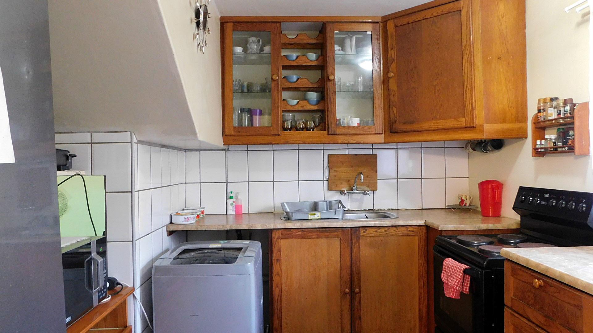 Kitchen - 9 square meters of property in Amanzimtoti 