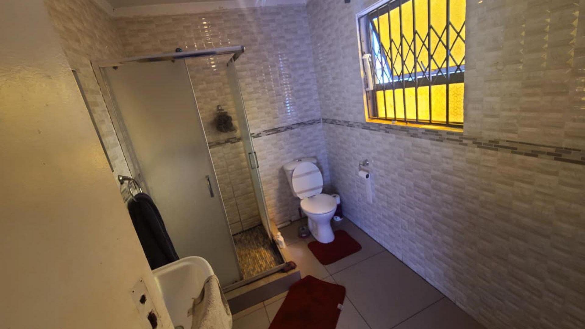 Bathroom 1 of property in Emalahleni (Witbank) 