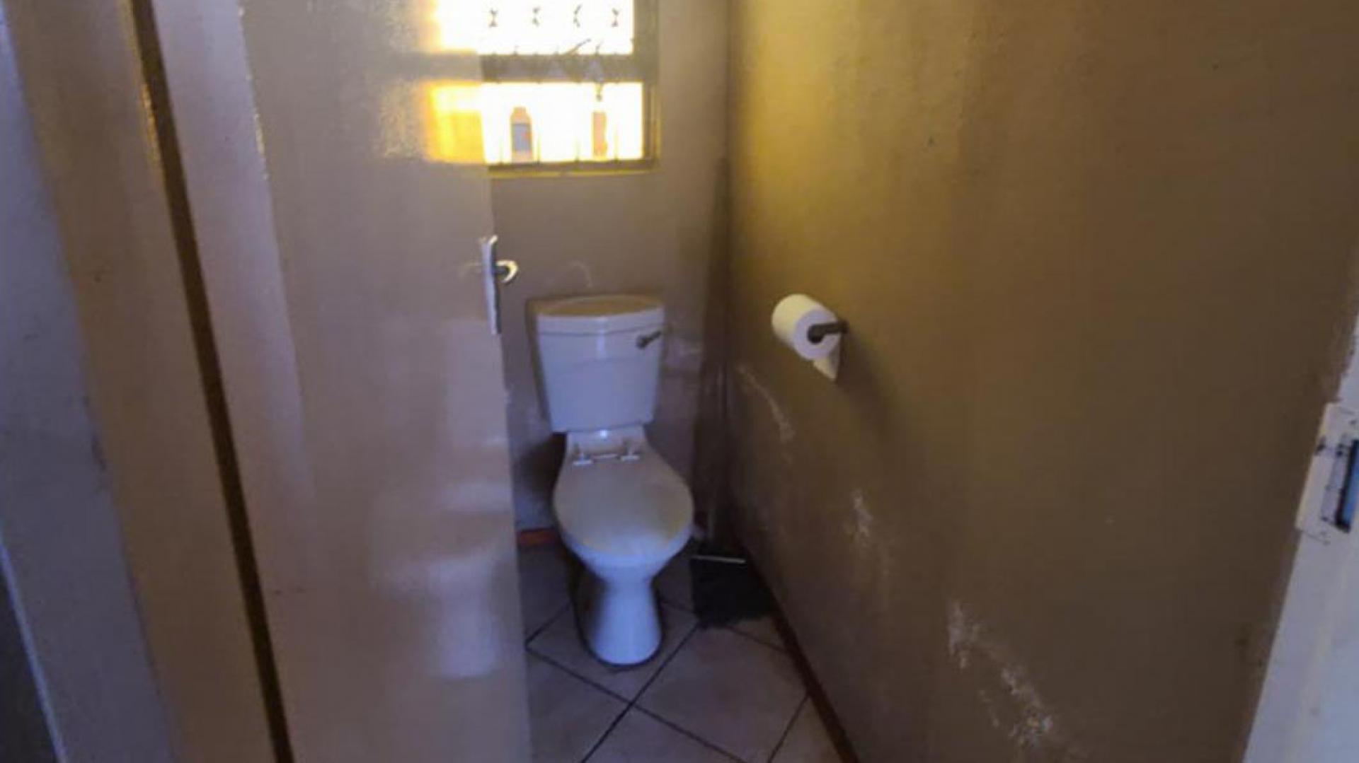 Bathroom 2 of property in Emalahleni (Witbank) 