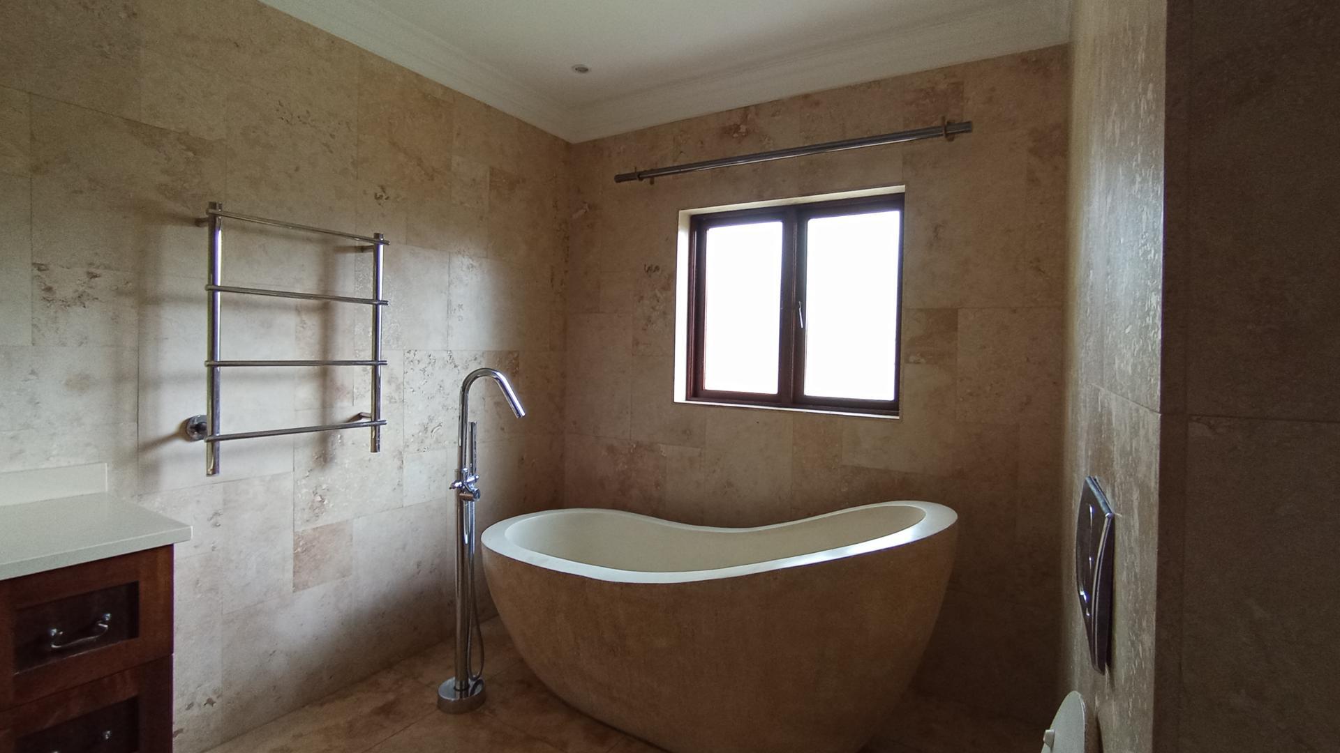 Bathroom 3+ - 22 square meters of property in Midstream Estate