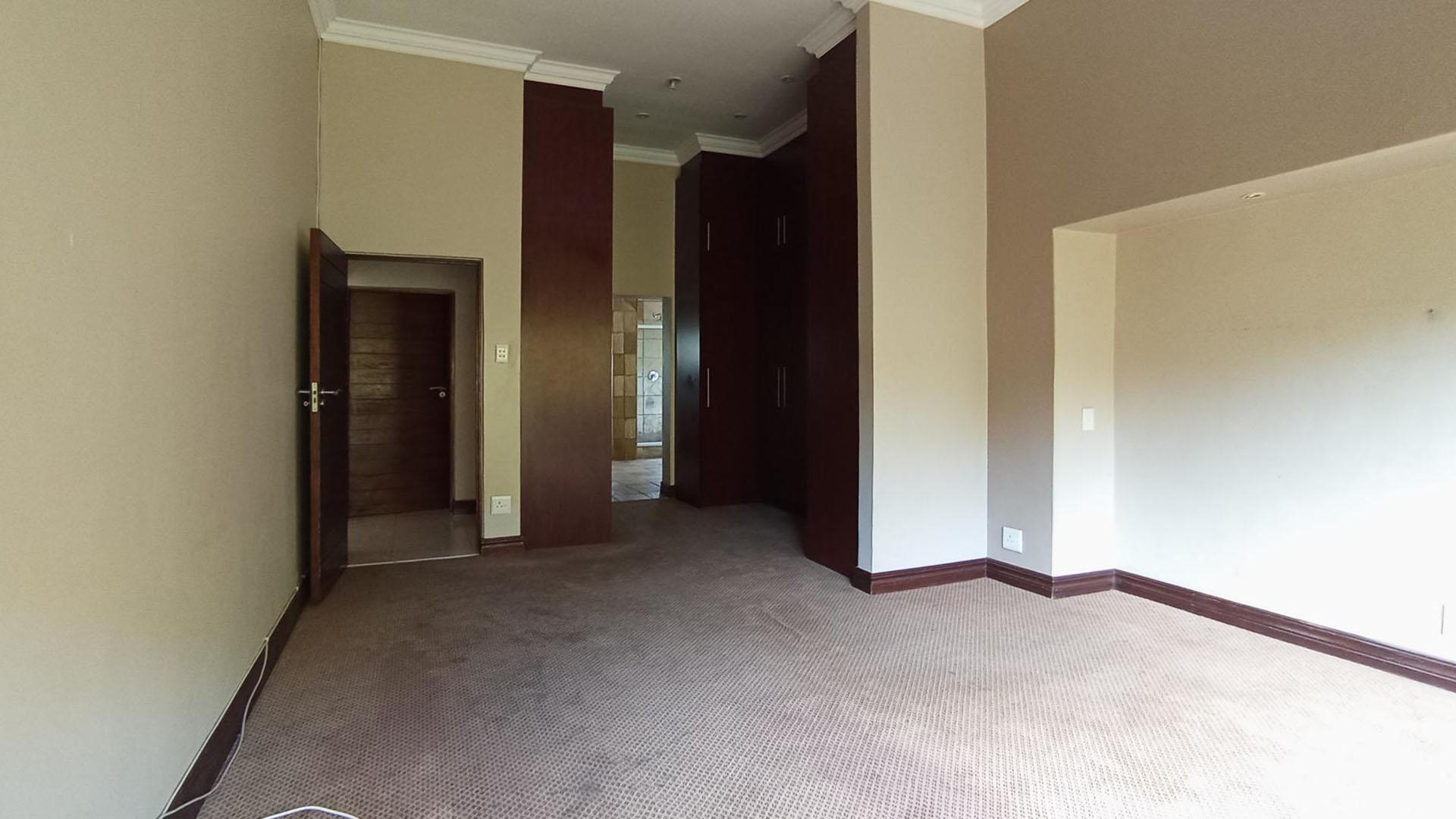 Main Bedroom - 31 square meters of property in Midstream Estate