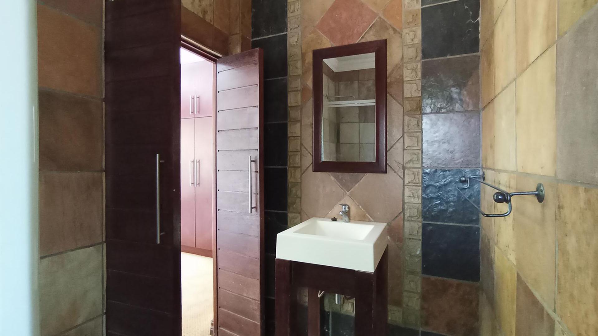 Bathroom 1 - 4 square meters of property in Midstream Estate