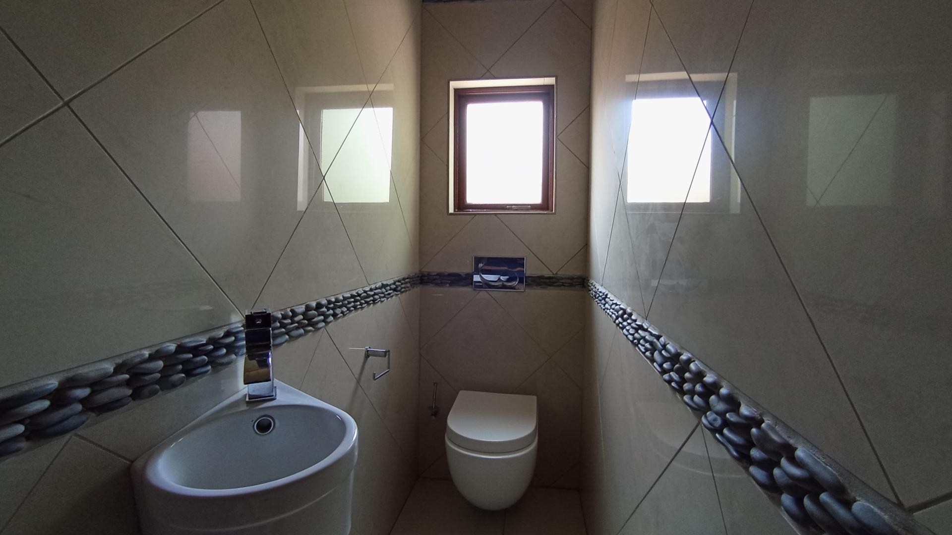 Bathroom 2 - 3 square meters of property in Midstream Estate