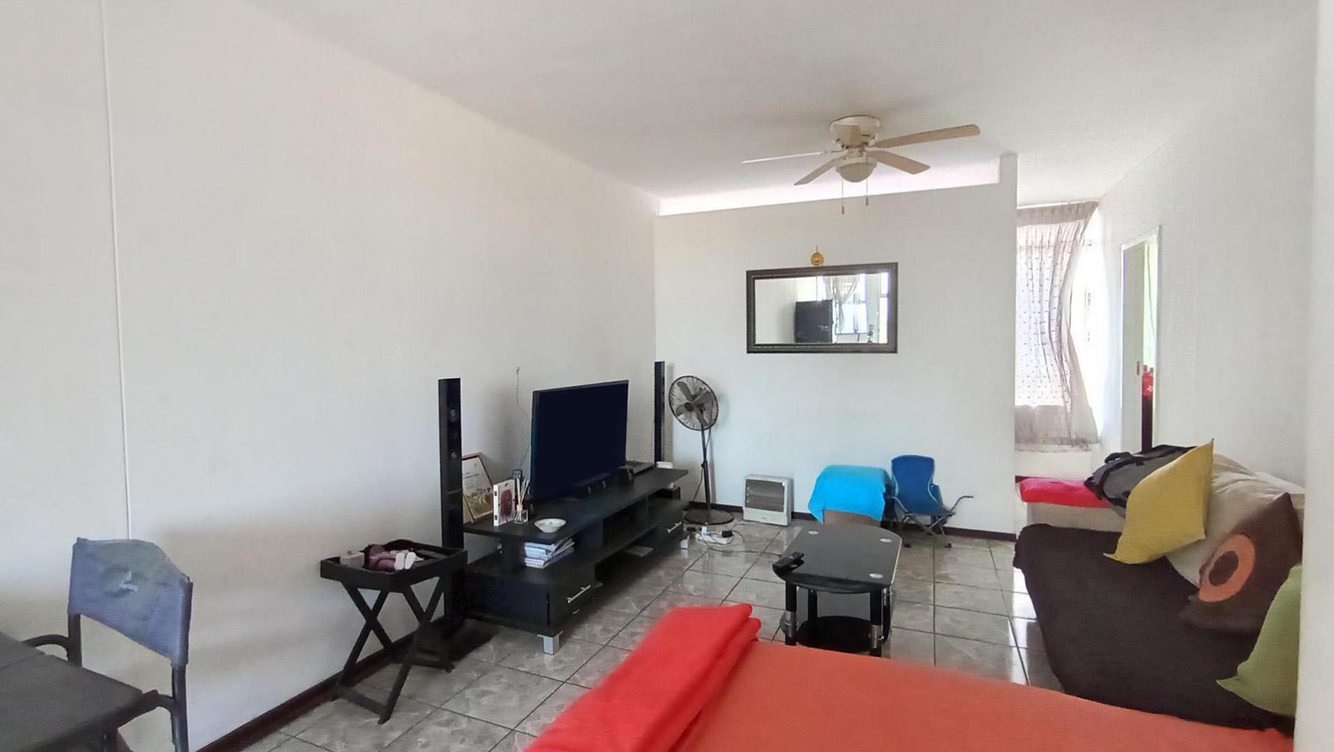 Lounges - 14 square meters of property in Eloffsdal