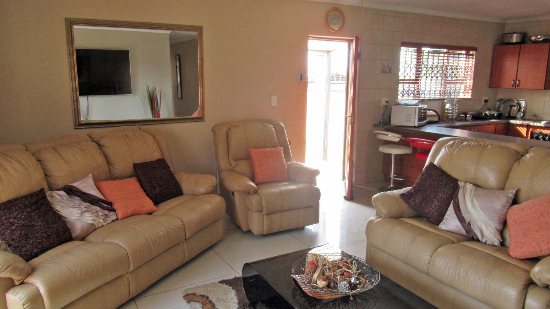 Lounges - 26 square meters of property in Greenhills