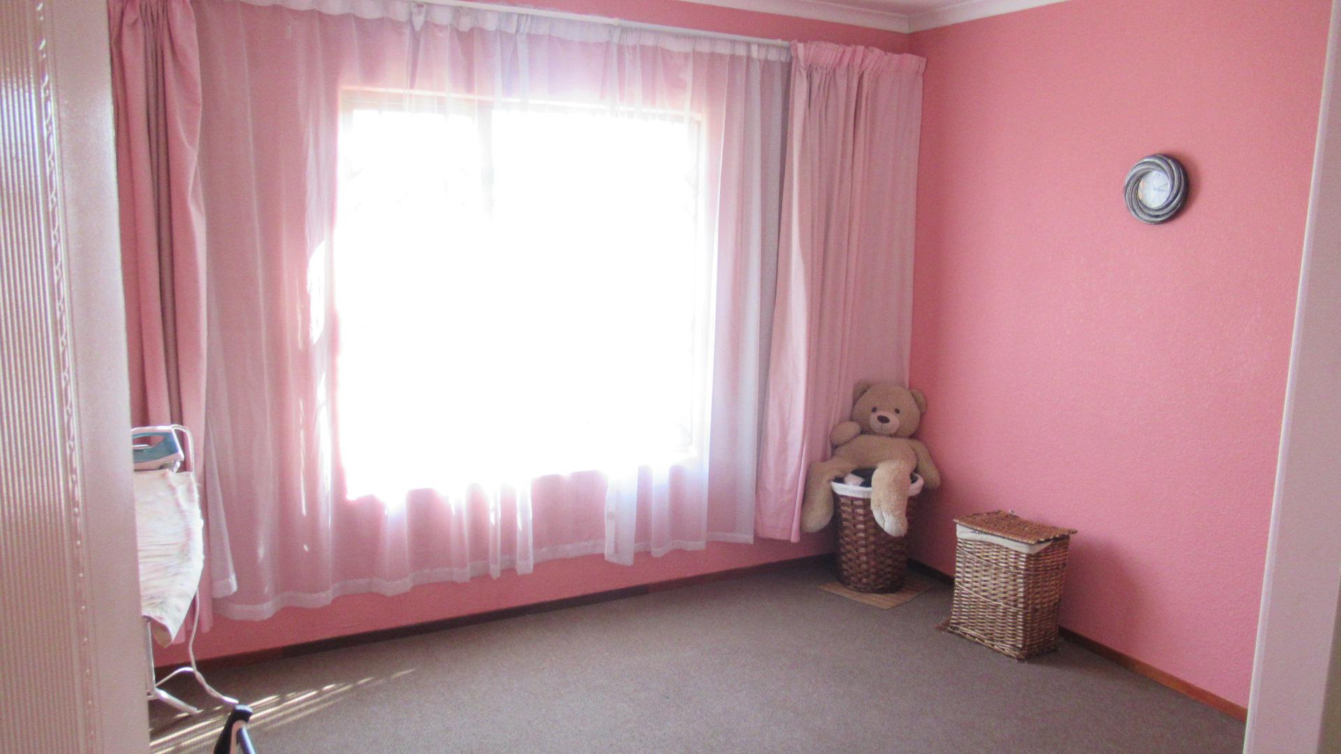 Bed Room 1 - 16 square meters of property in Greenhills