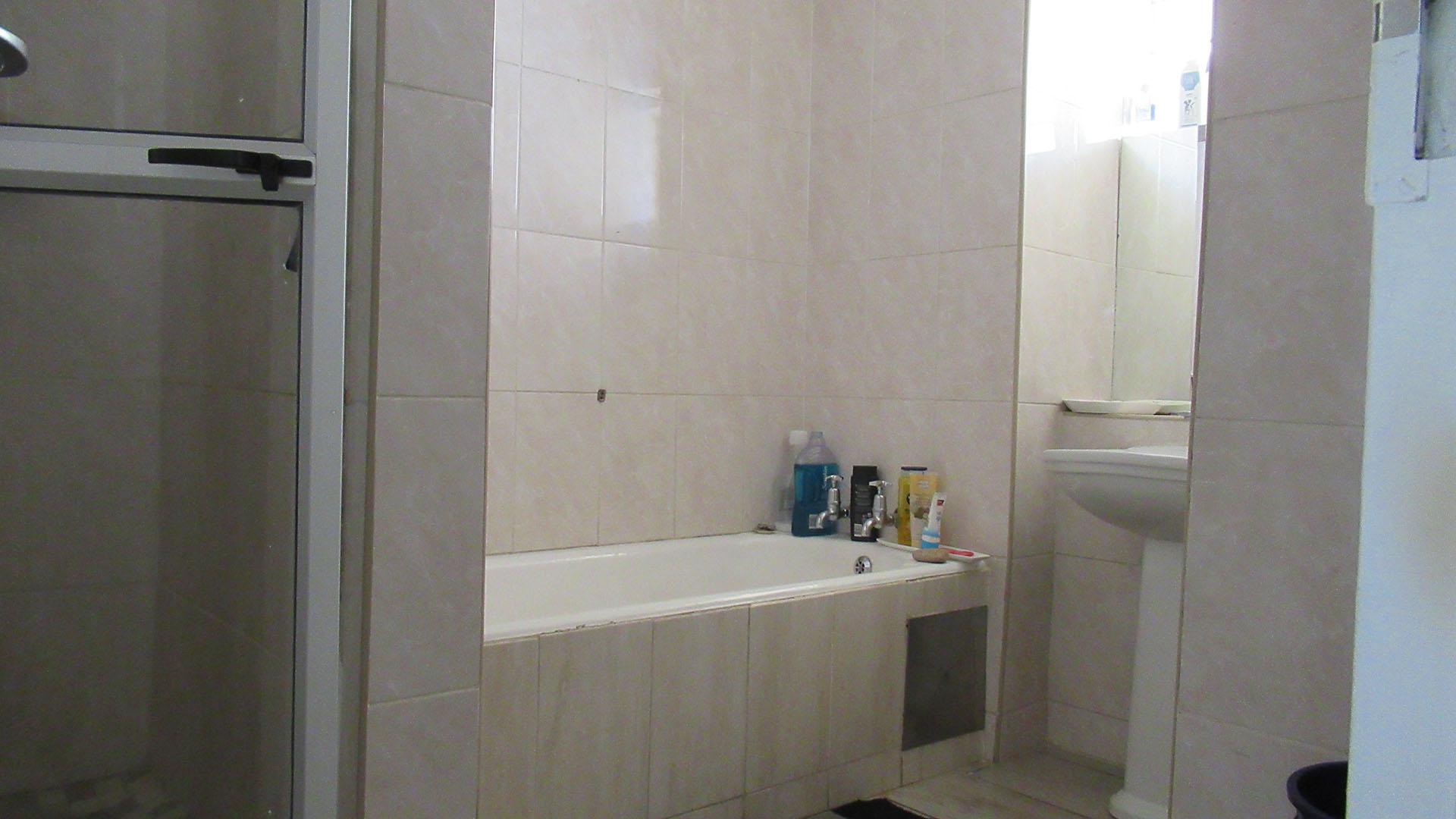 Bathroom 1 - 8 square meters of property in Parktown