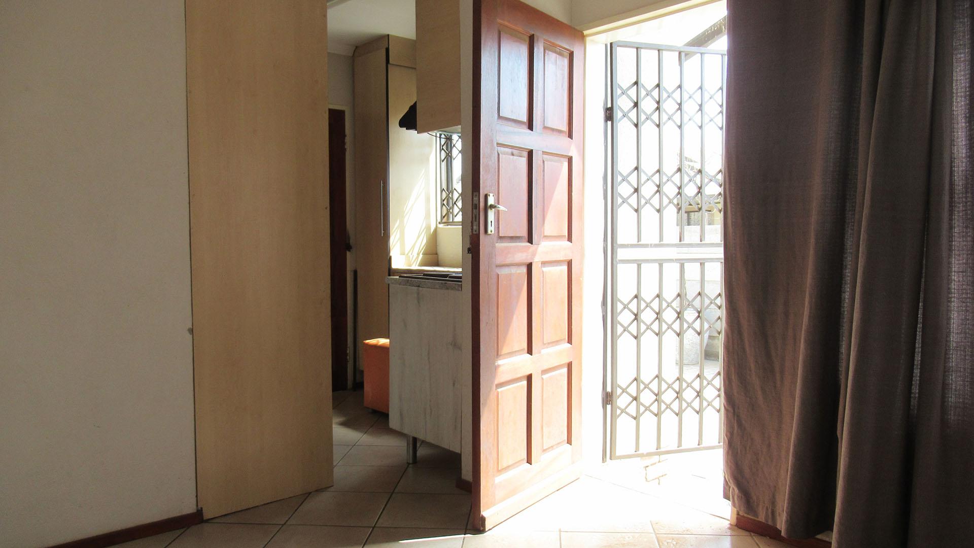 Lounges - 13 square meters of property in Alliance