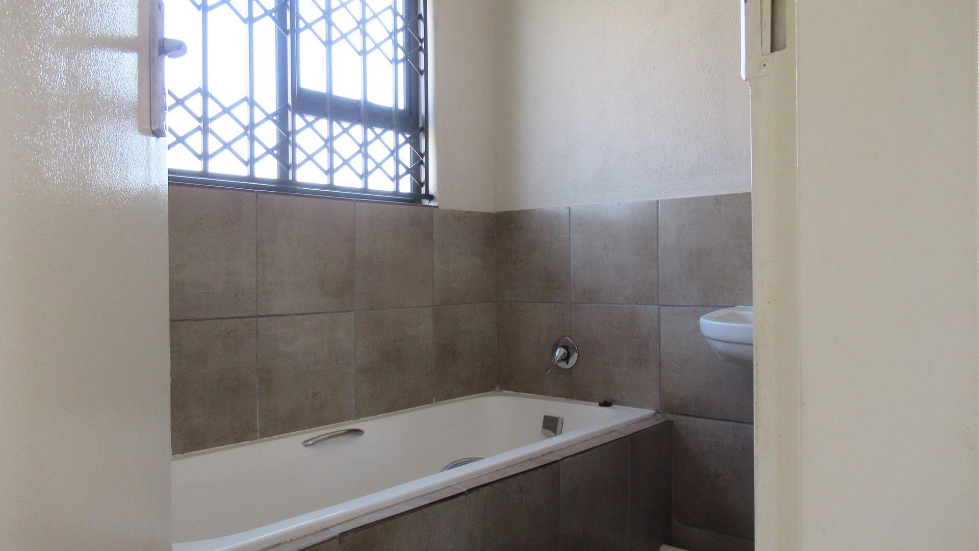 Bathroom 1 - 5 square meters of property in Alliance