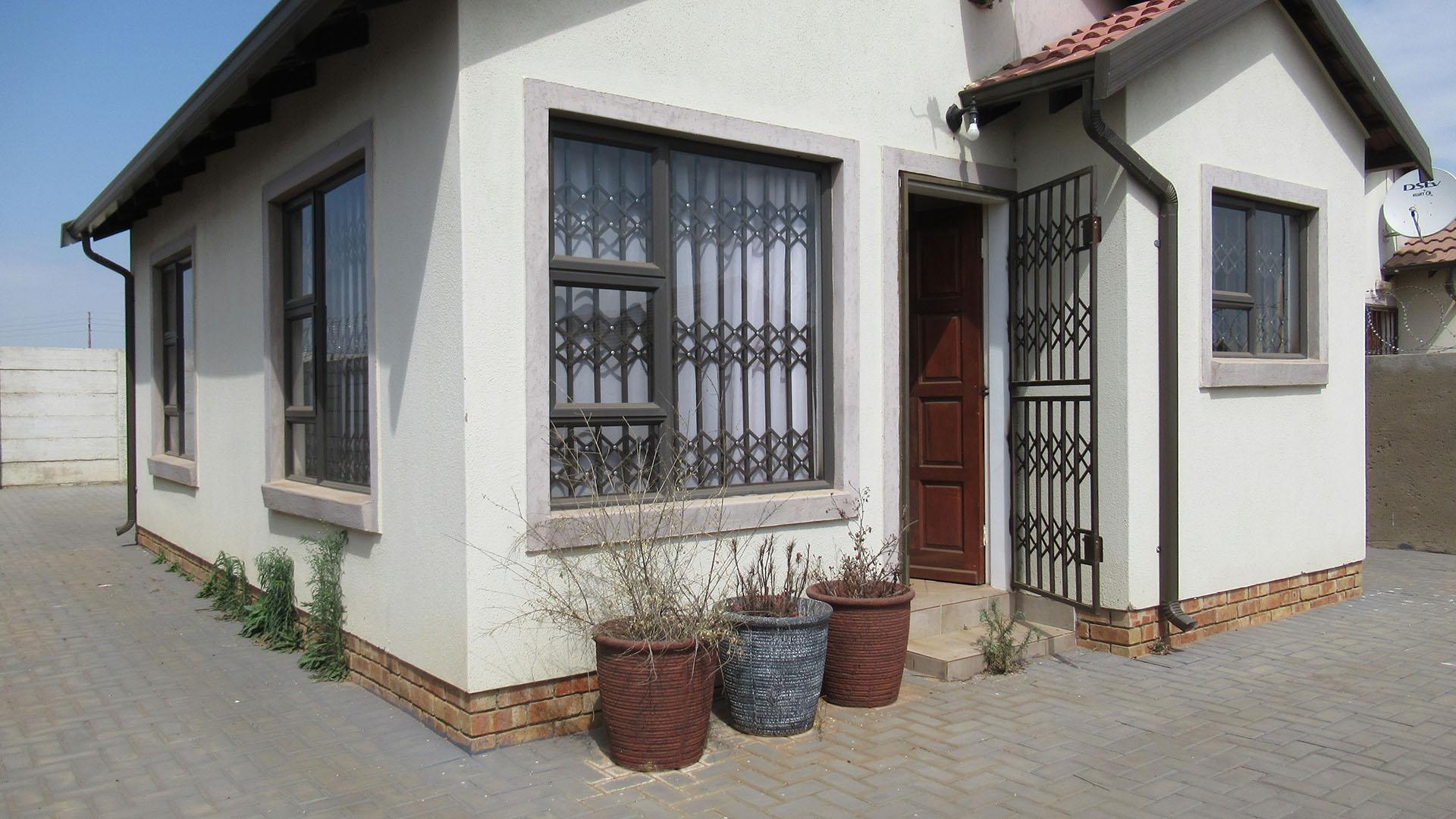 FNB Quick Sell 2 Bedroom House for Sale in Alliance MR5878