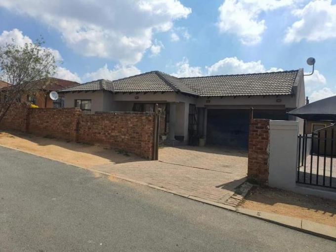 4 Bedroom House for Sale For Sale in Olievenhoutbos - MR587985