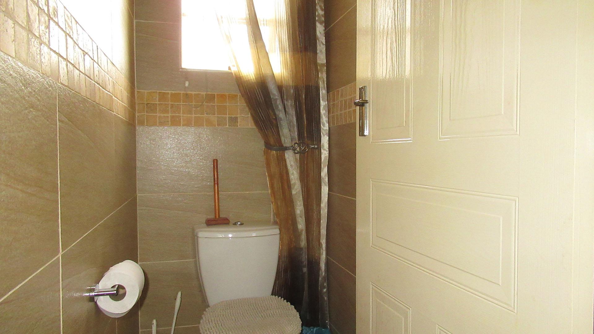 Bathroom 1 - 1 square meters of property in Wentworth Park