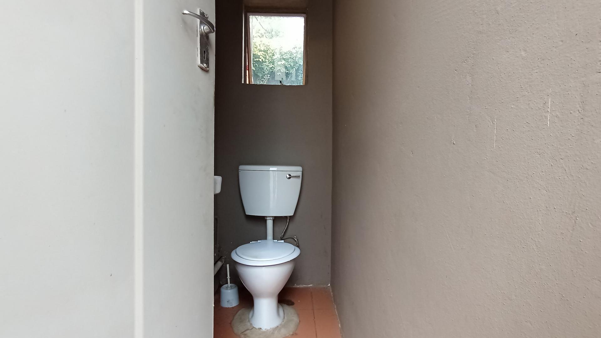 Bathroom 1 - 13 square meters of property in Wychwood