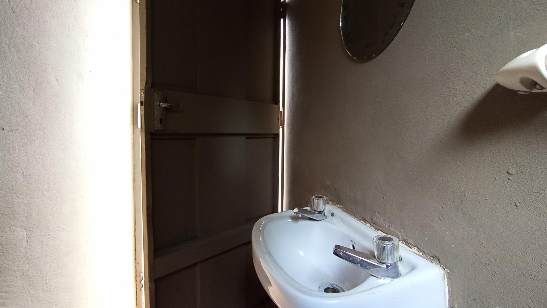 Bathroom 1 - 13 square meters of property in Wychwood