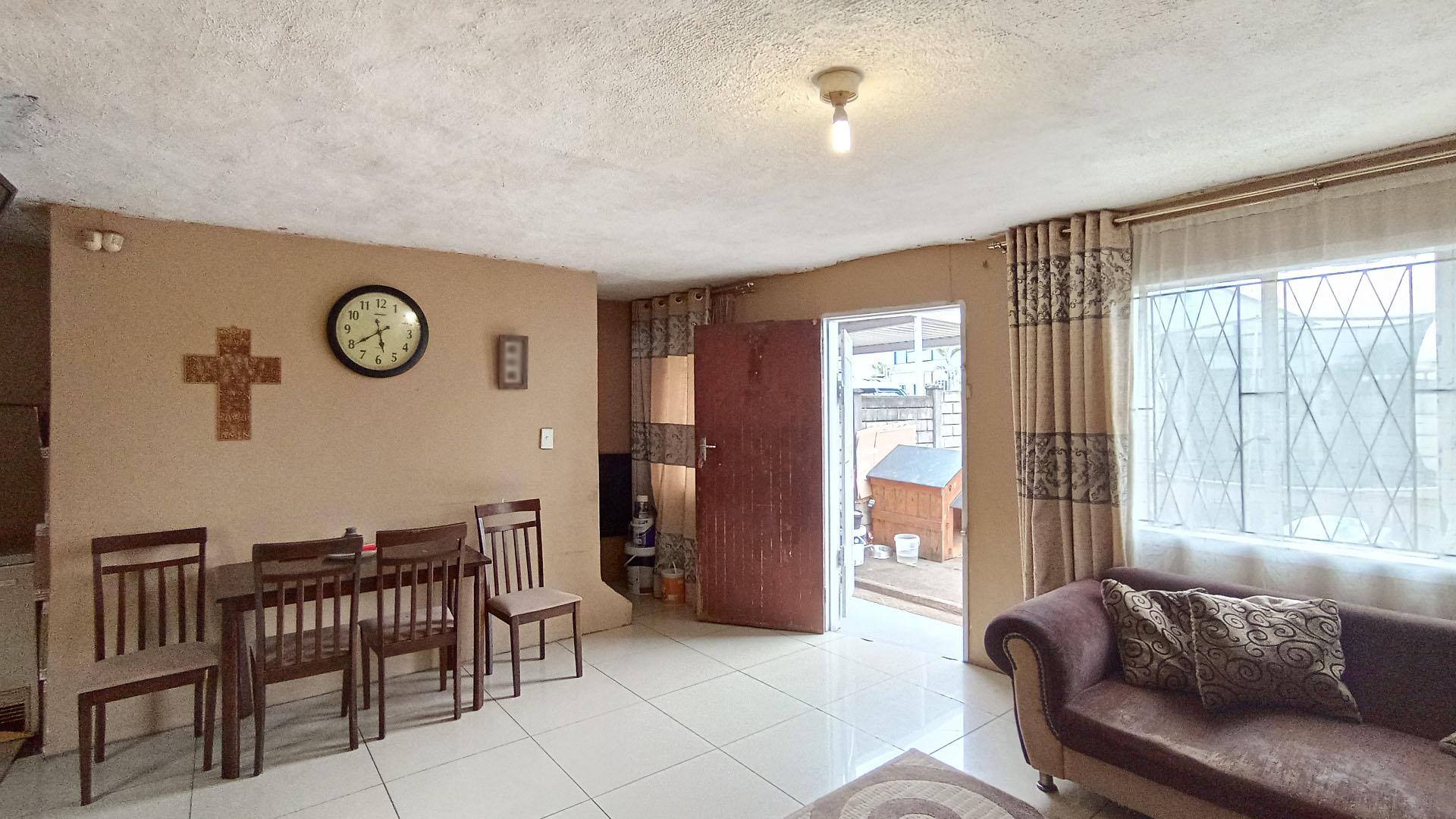 Lounges - 24 square meters of property in Greenbury