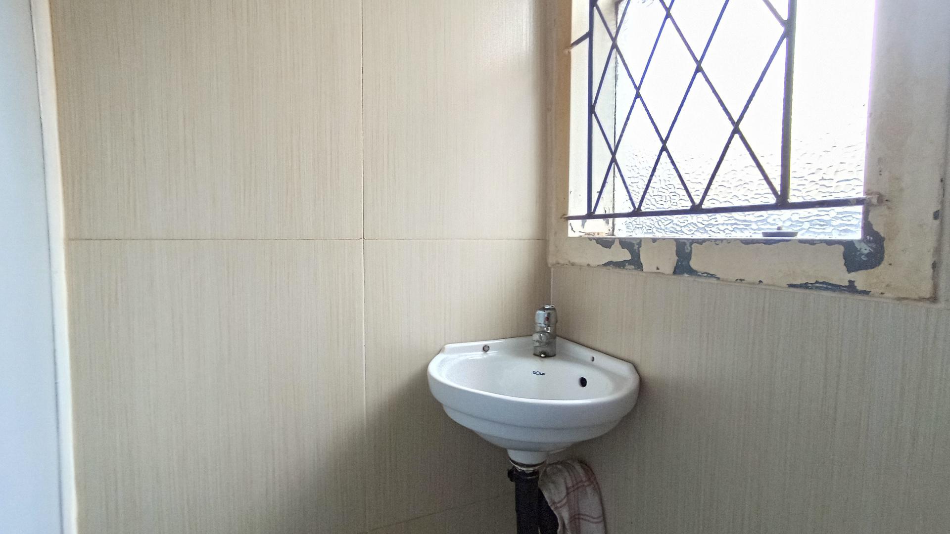 Guest Toilet - 2 square meters of property in Greenbury