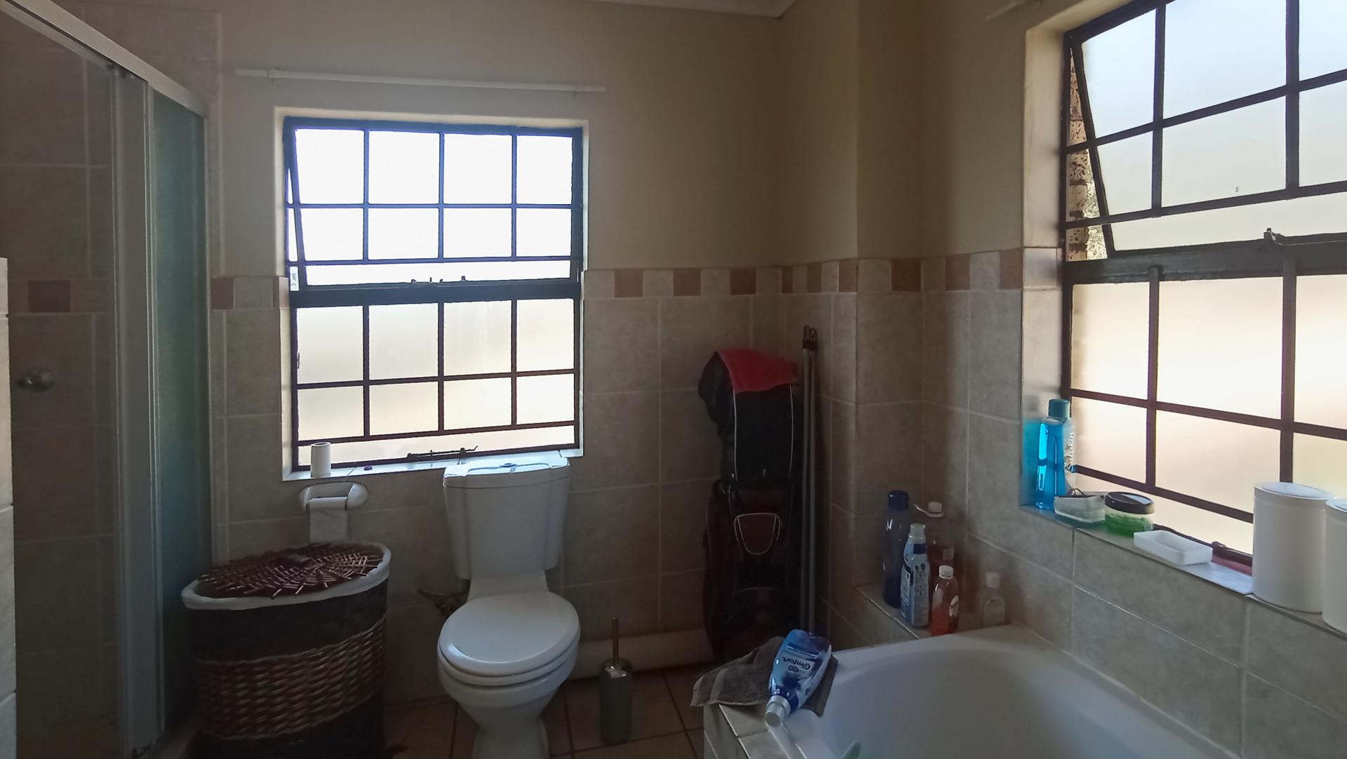 Bathroom 1 - 5 square meters of property in Erand Gardens