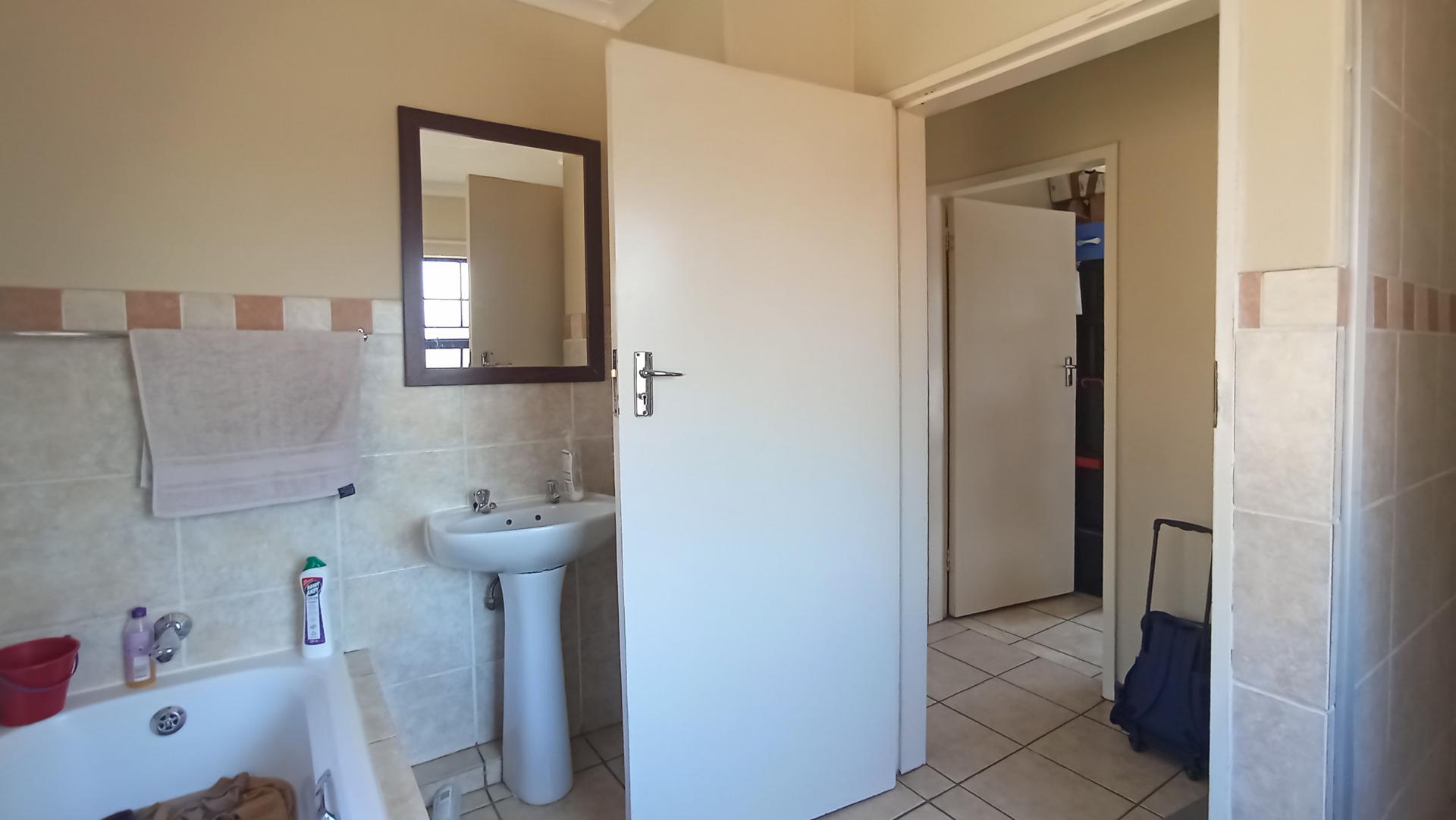 Bathroom 1 - 5 square meters of property in Erand Gardens
