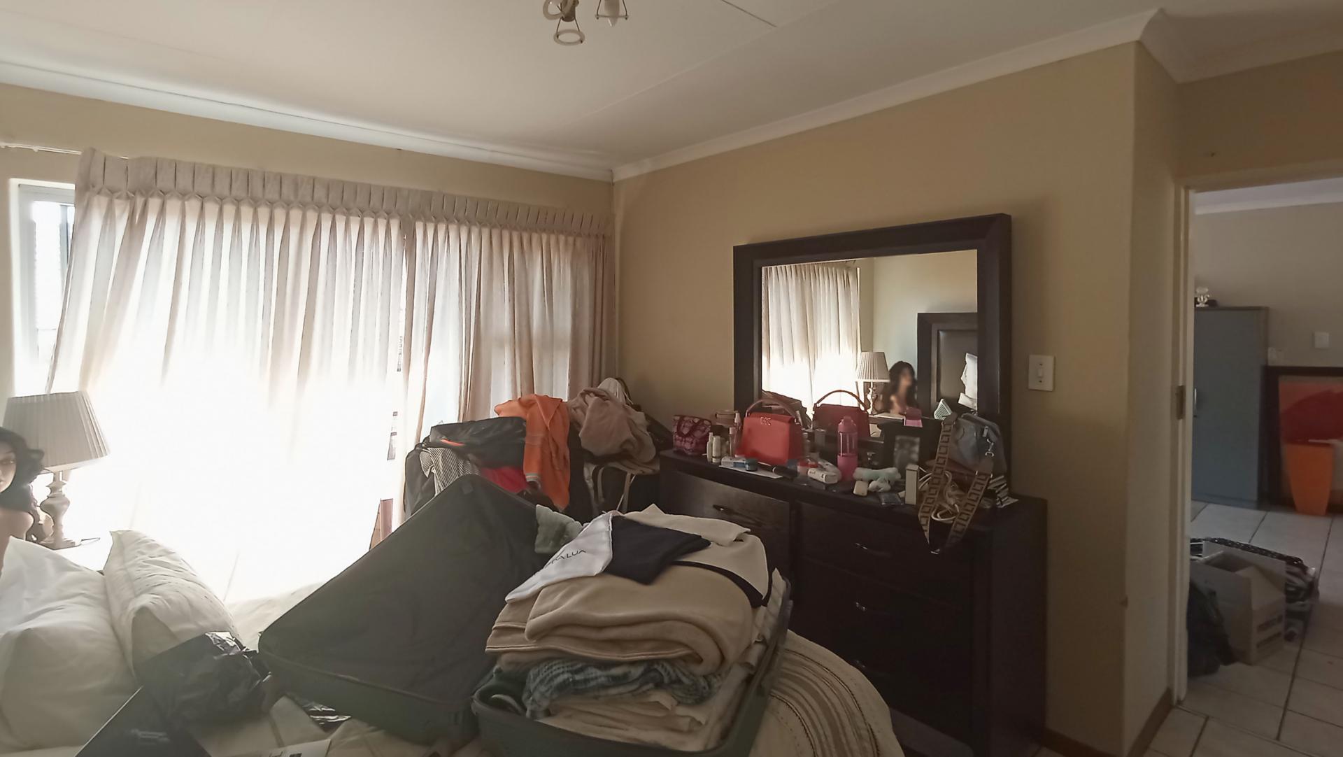 Main Bedroom - 10 square meters of property in Erand Gardens