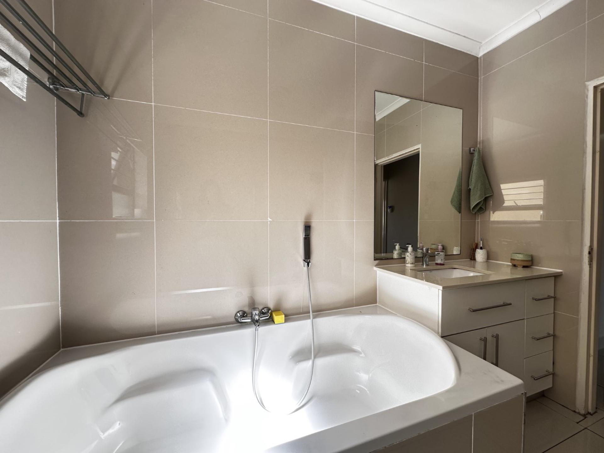 Bathroom 1 of property in Stonehenge