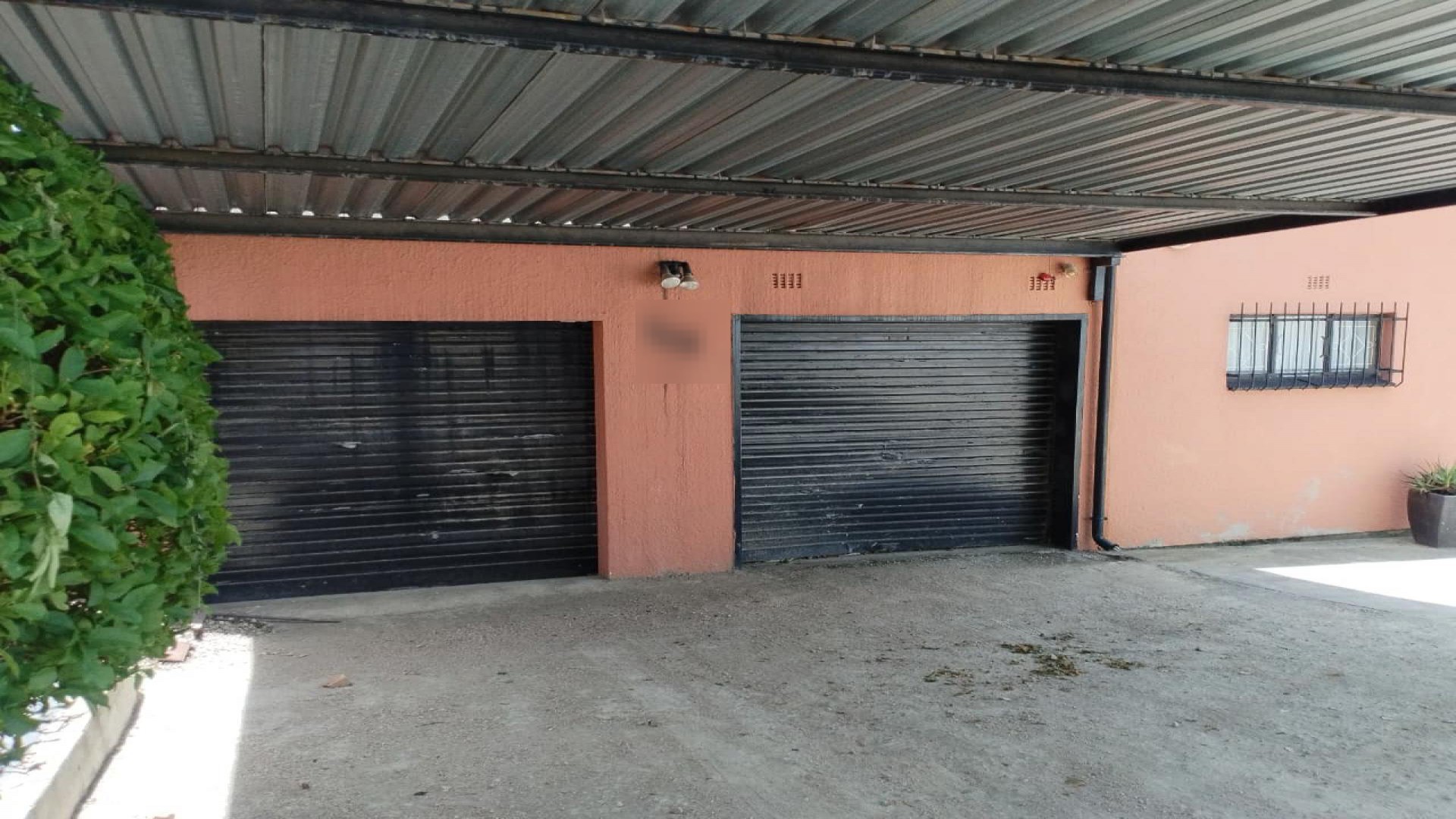 Garage of property in Mondeor