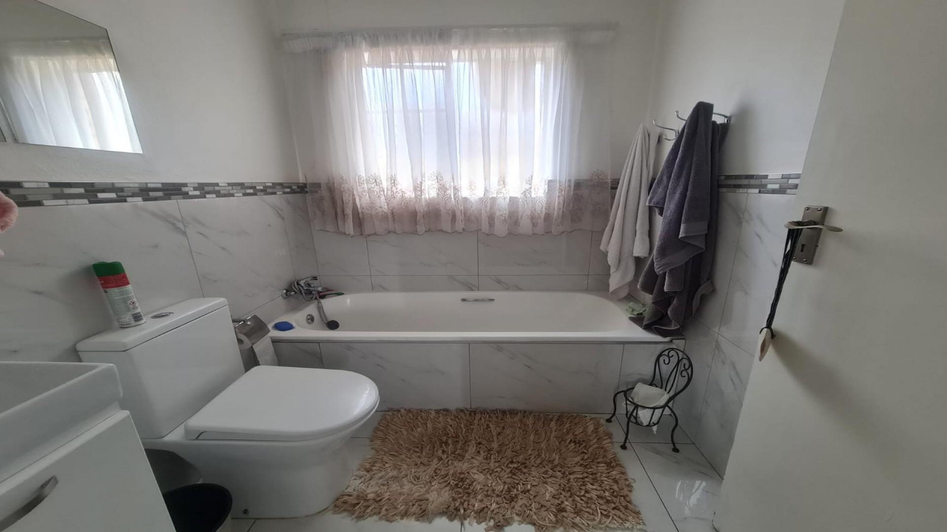 Bathroom 1 of property in Wilgeheuwel 