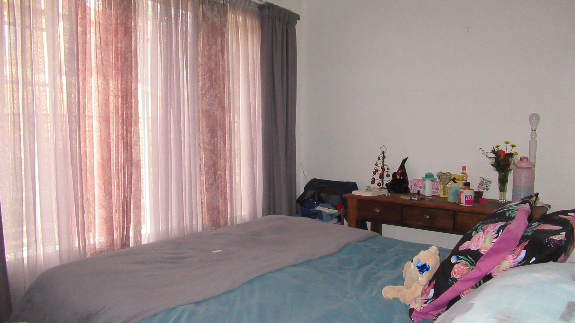 Bed Room 1 - 10 square meters of property in Wilgeheuwel 