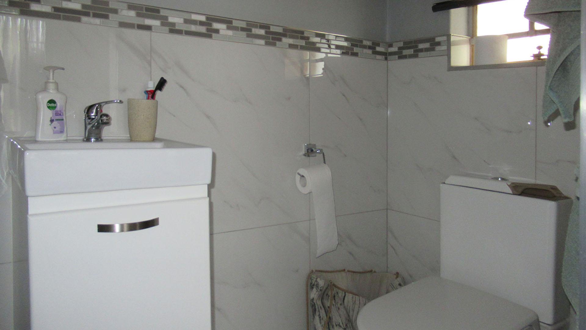 Main Bathroom - 4 square meters of property in Wilgeheuwel 