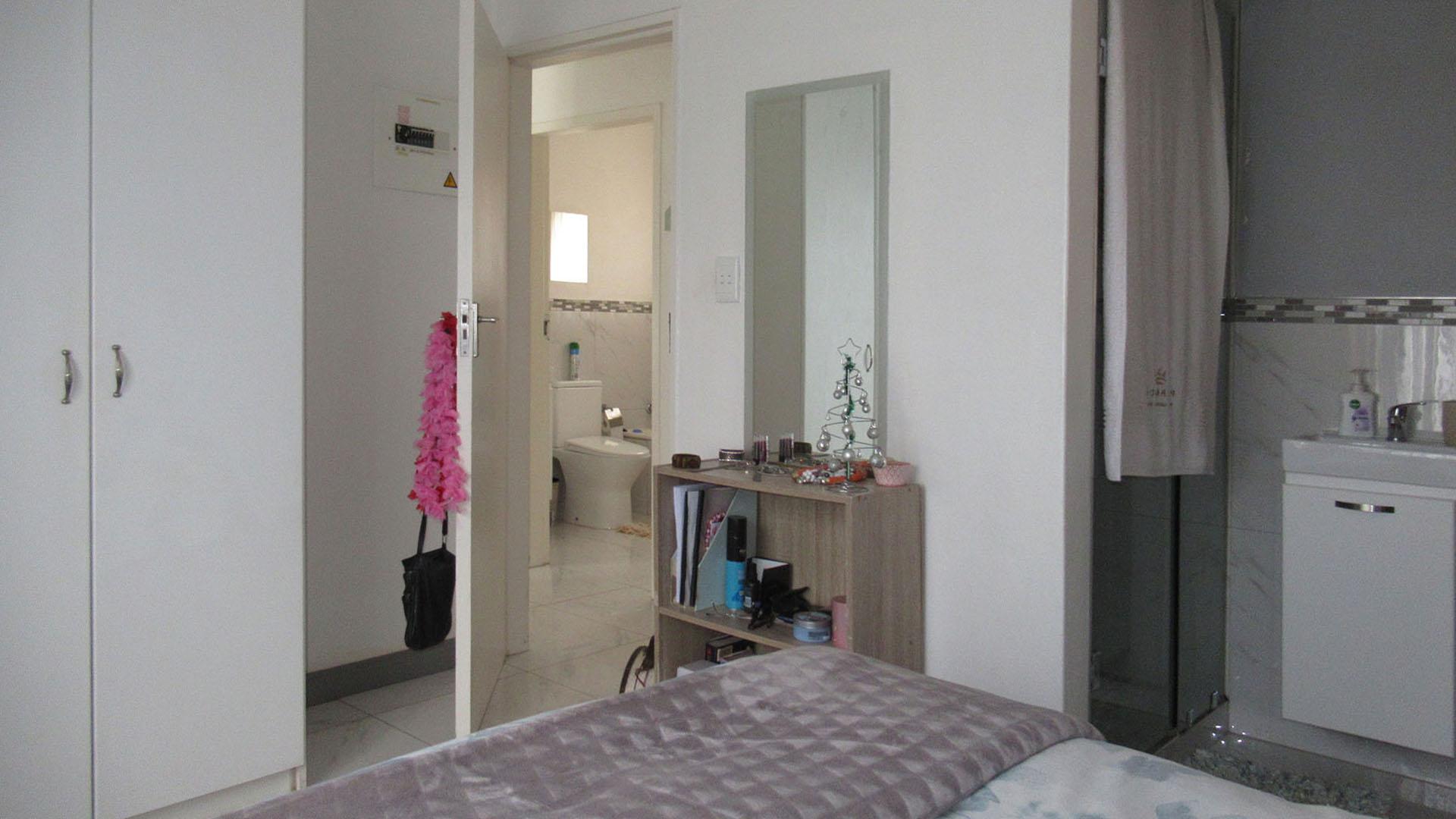 Main Bedroom - 12 square meters of property in Wilgeheuwel 