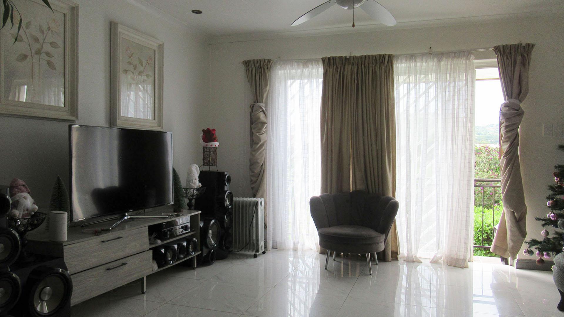 Lounges - 19 square meters of property in Wilgeheuwel 