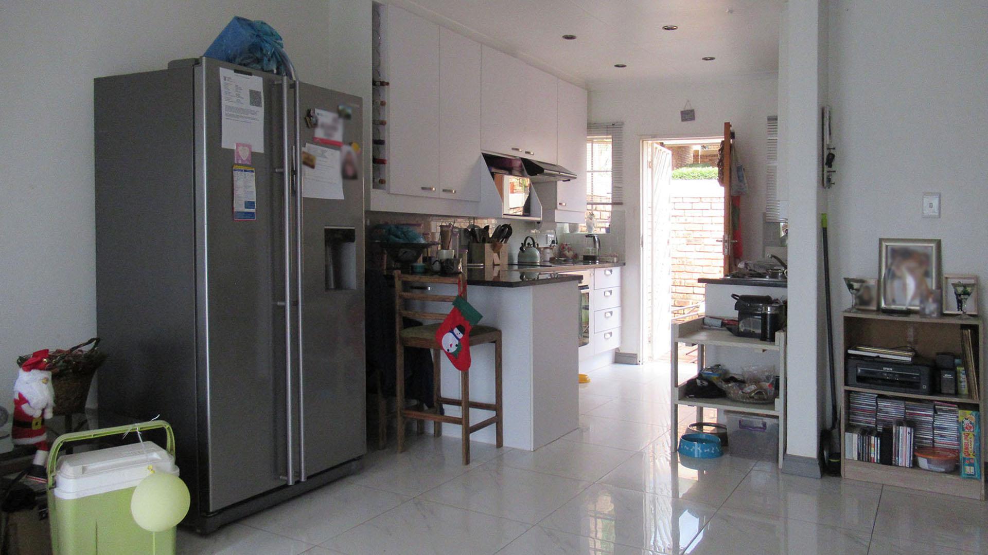 Lounges - 19 square meters of property in Wilgeheuwel 