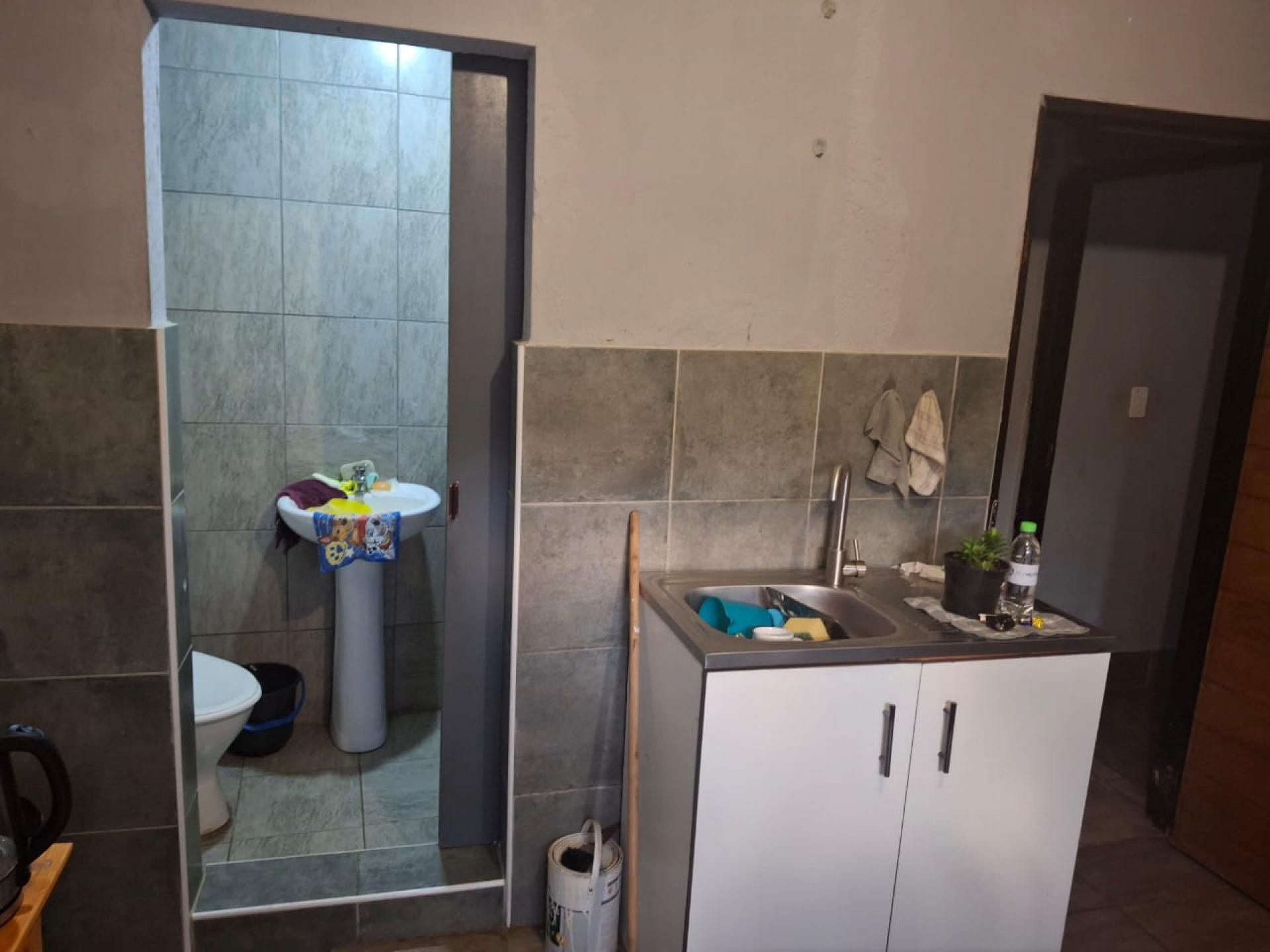 Kitchen of property in Tembisa