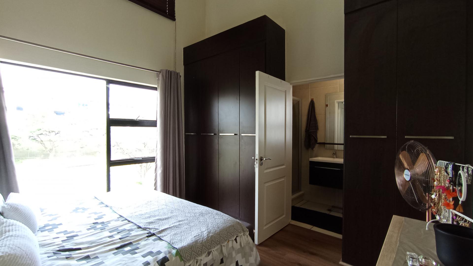 Main Bedroom - 14 square meters of property in Greenstone Hill