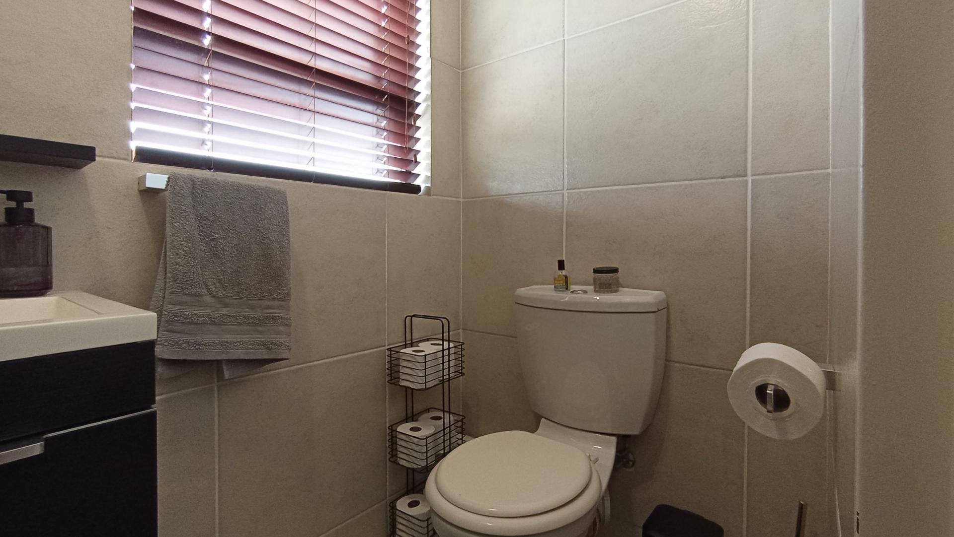 Main Bathroom - 4 square meters of property in Greenstone Hill