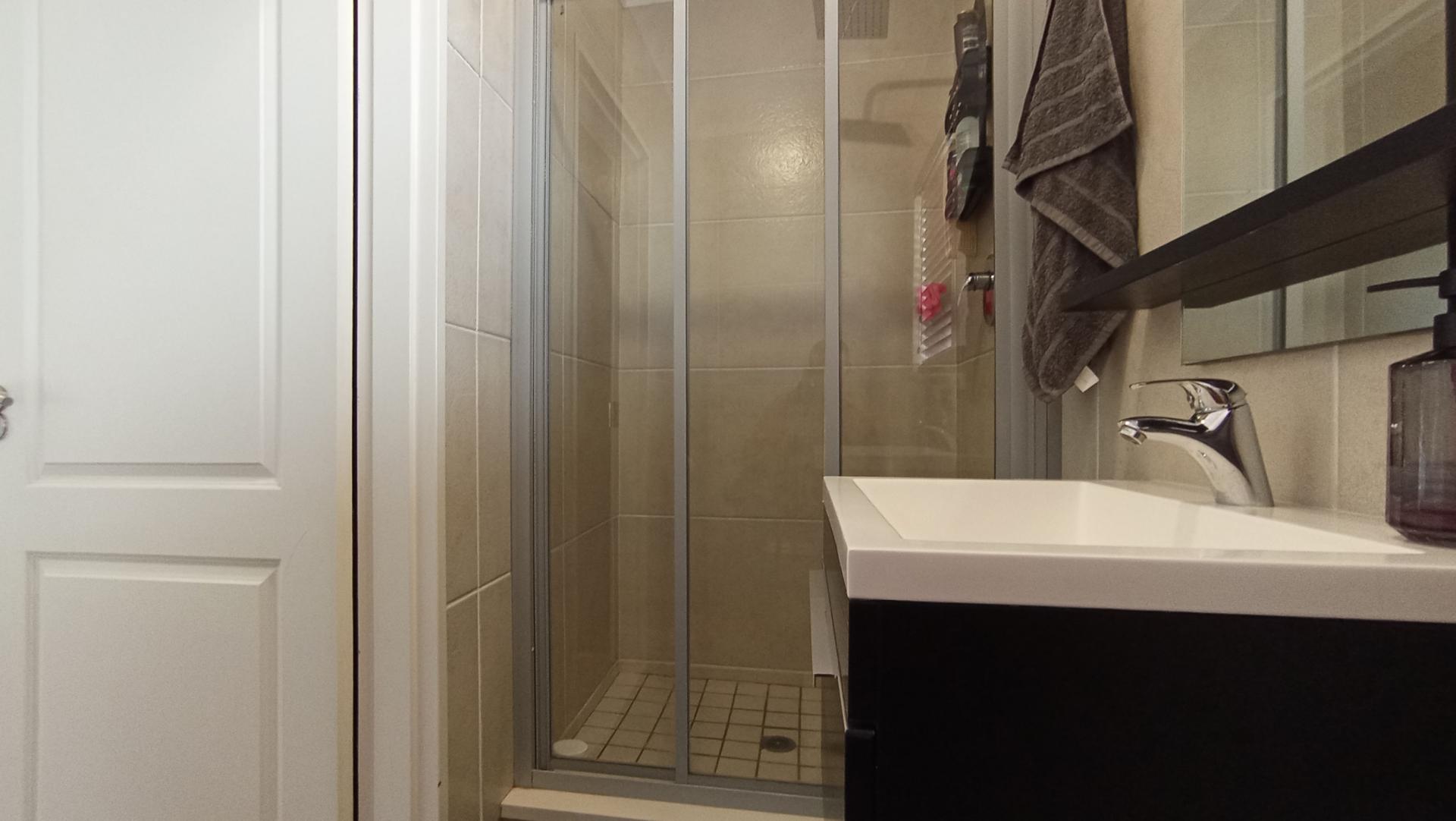 Main Bathroom - 4 square meters of property in Greenstone Hill