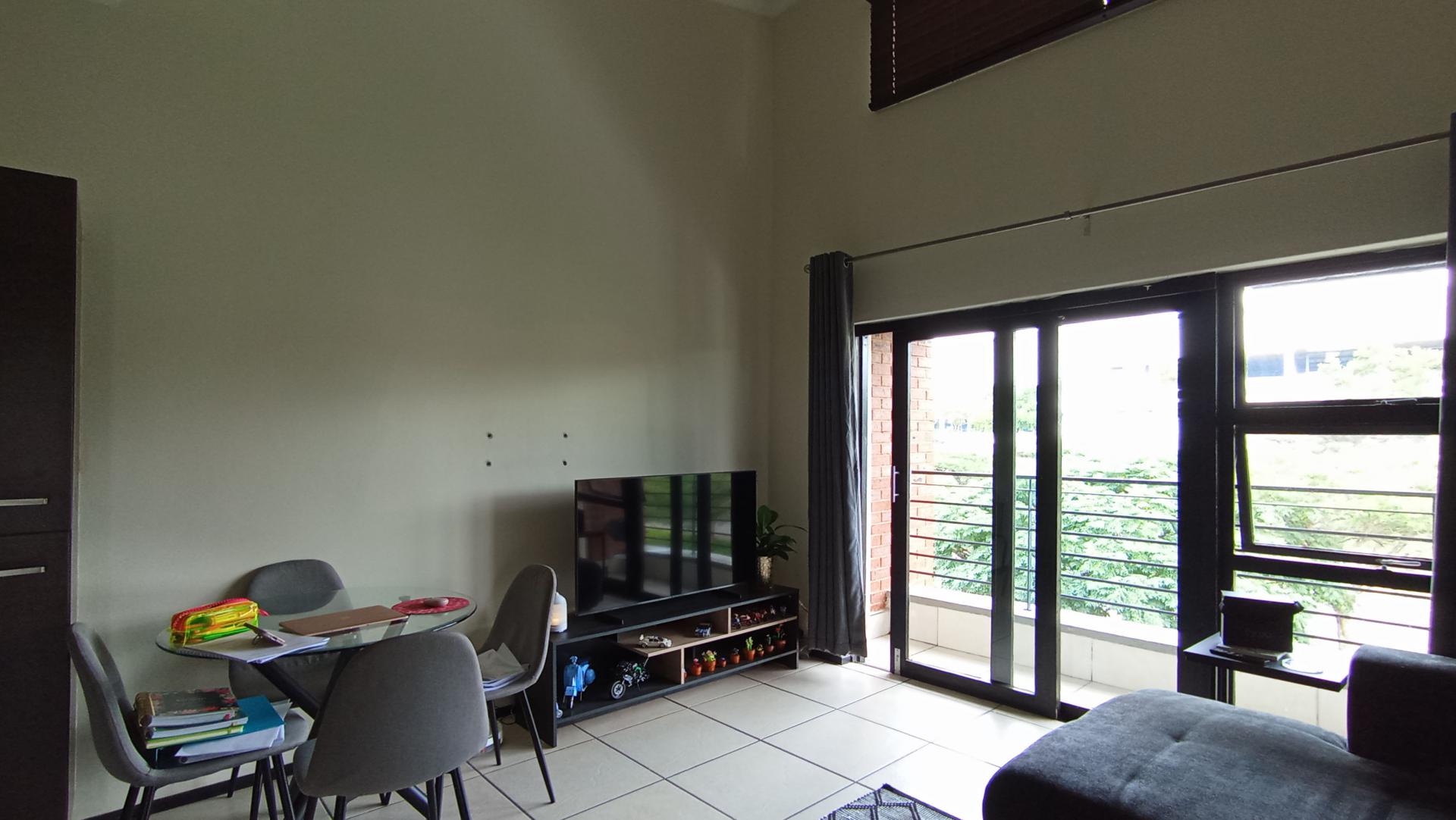 Lounges - 14 square meters of property in Greenstone Hill