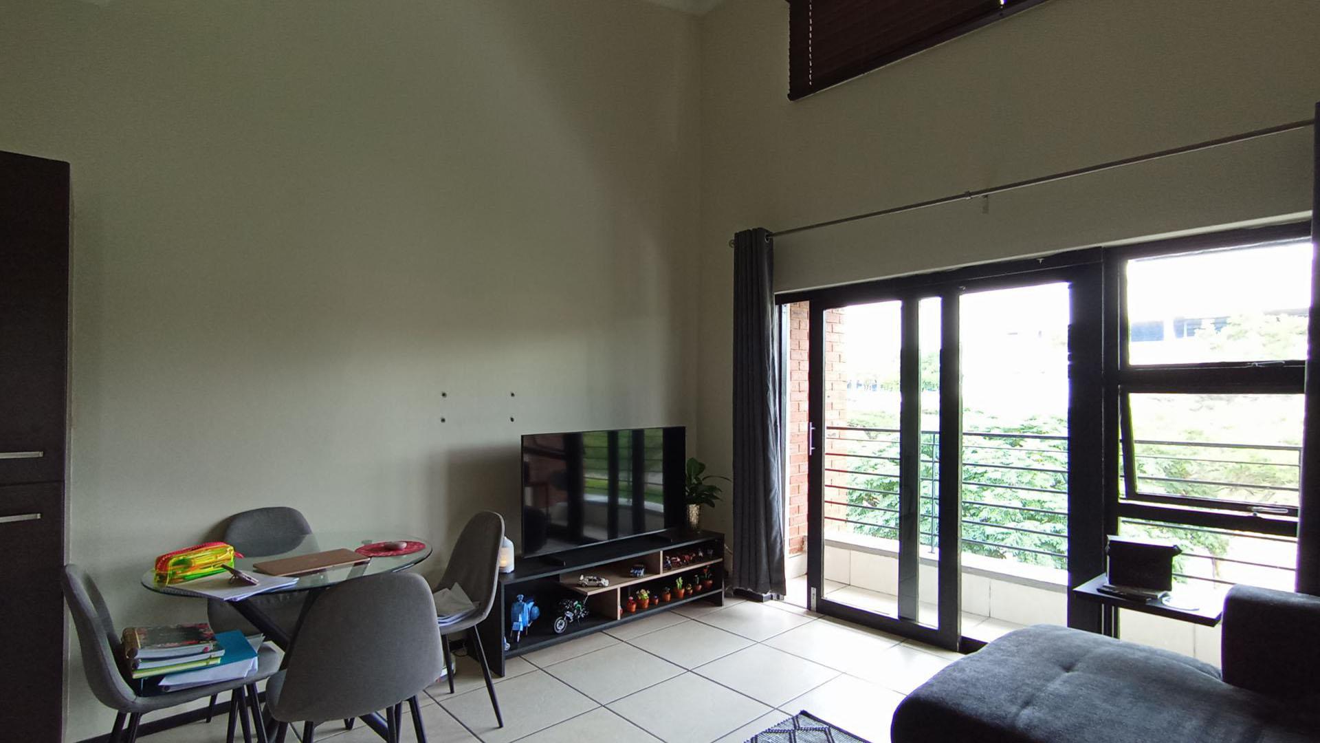 Lounges - 14 square meters of property in Greenstone Hill