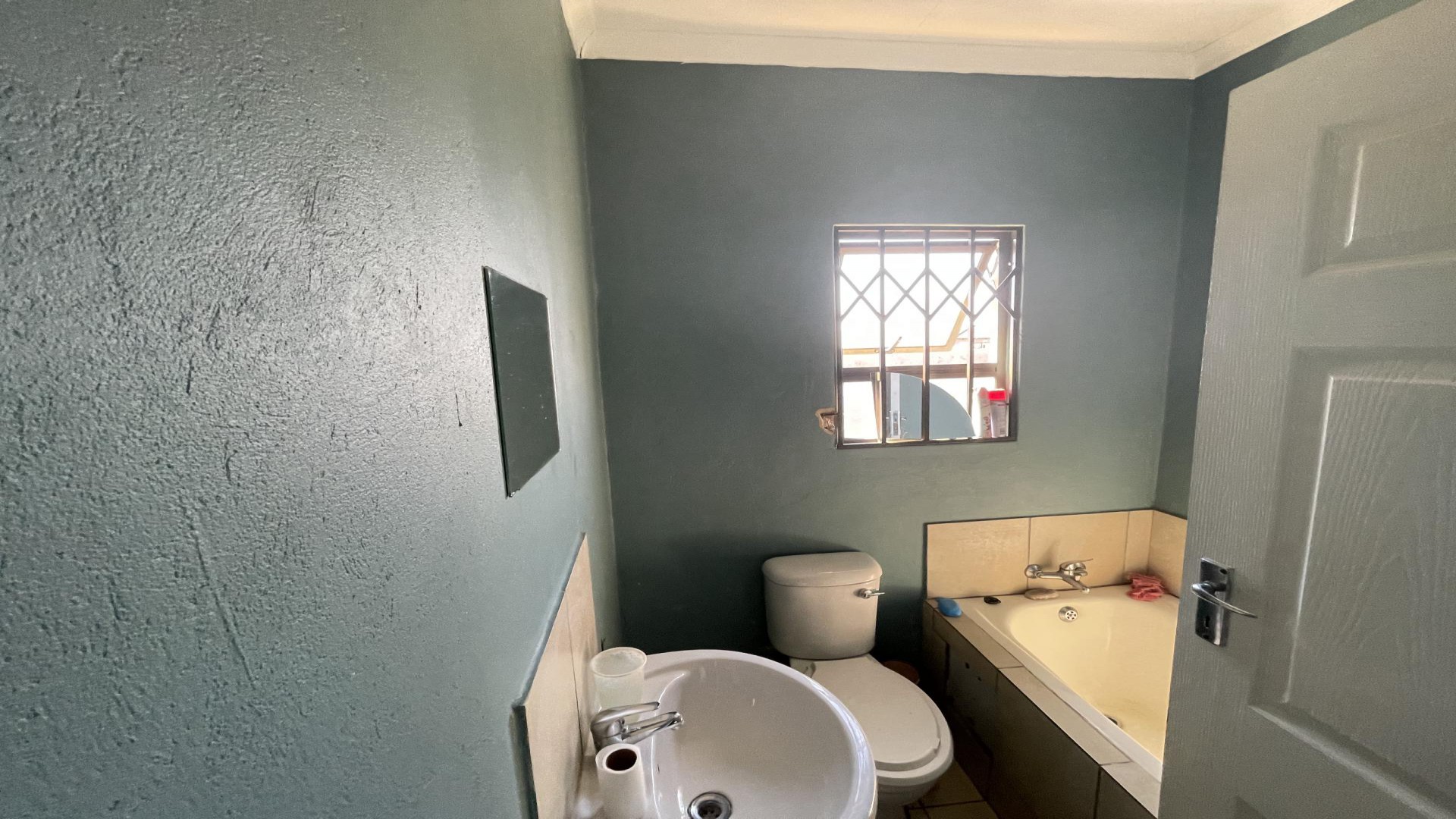 Bathroom 1 of property in Mohlakeng