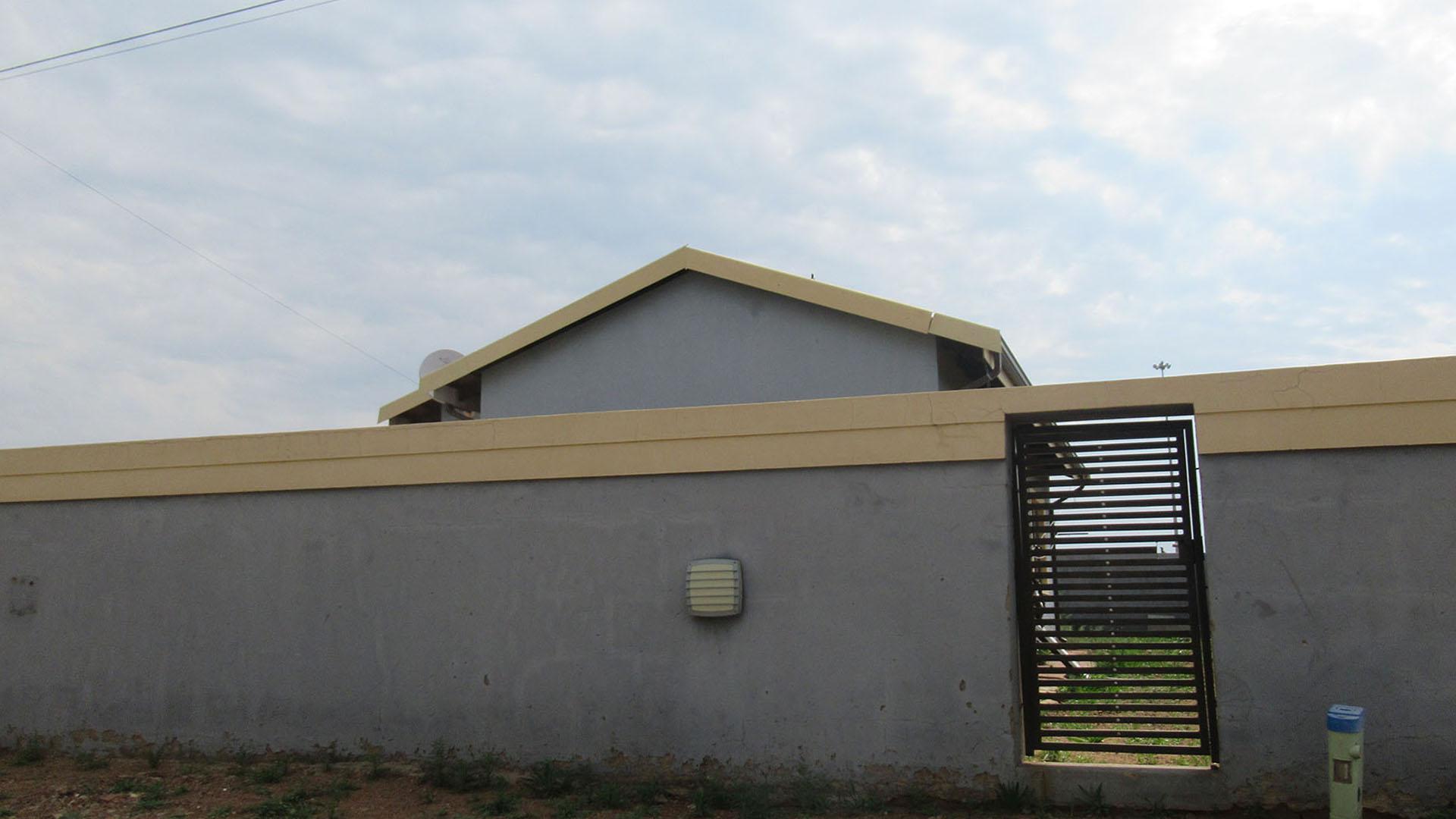 Front View of property in Mohlakeng