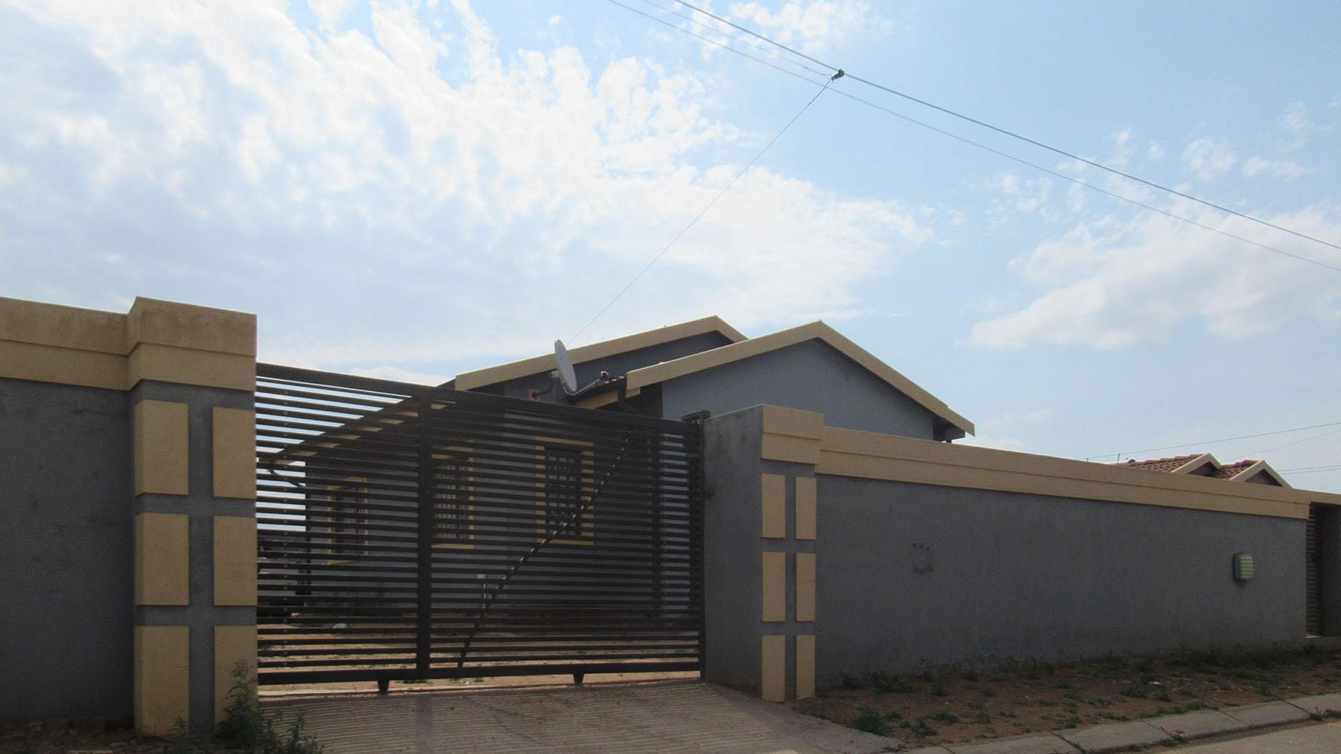 Front View of property in Mohlakeng