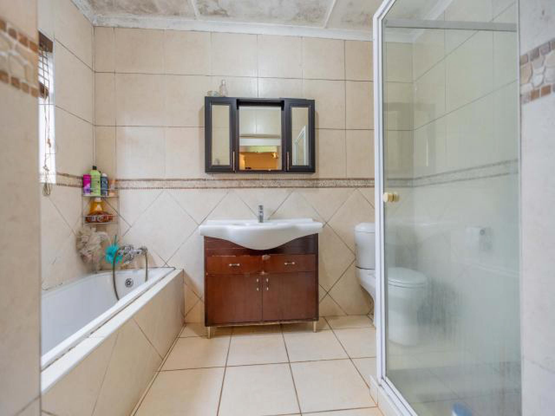 Main Bathroom - 9 square meters of property in Everton 