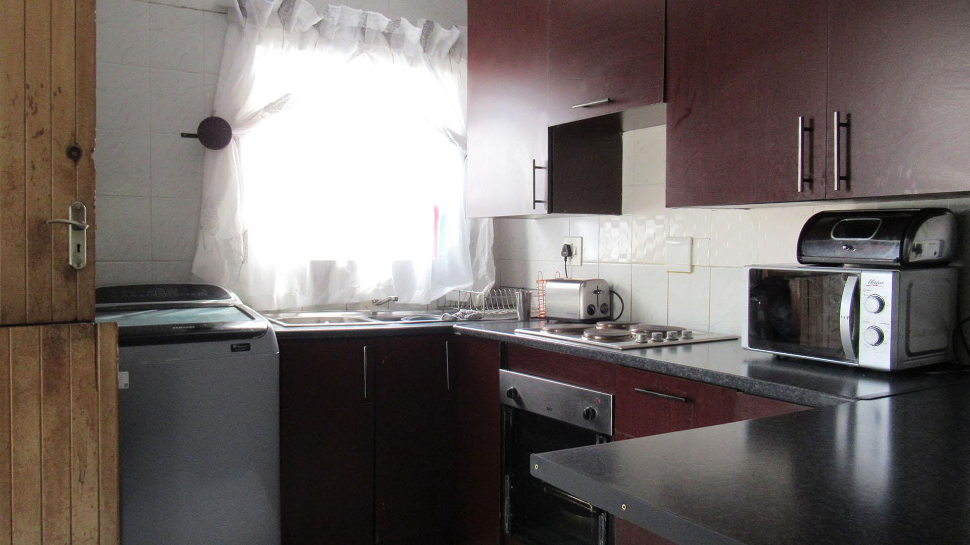 Kitchen - 10 square meters of property in Gleneagles